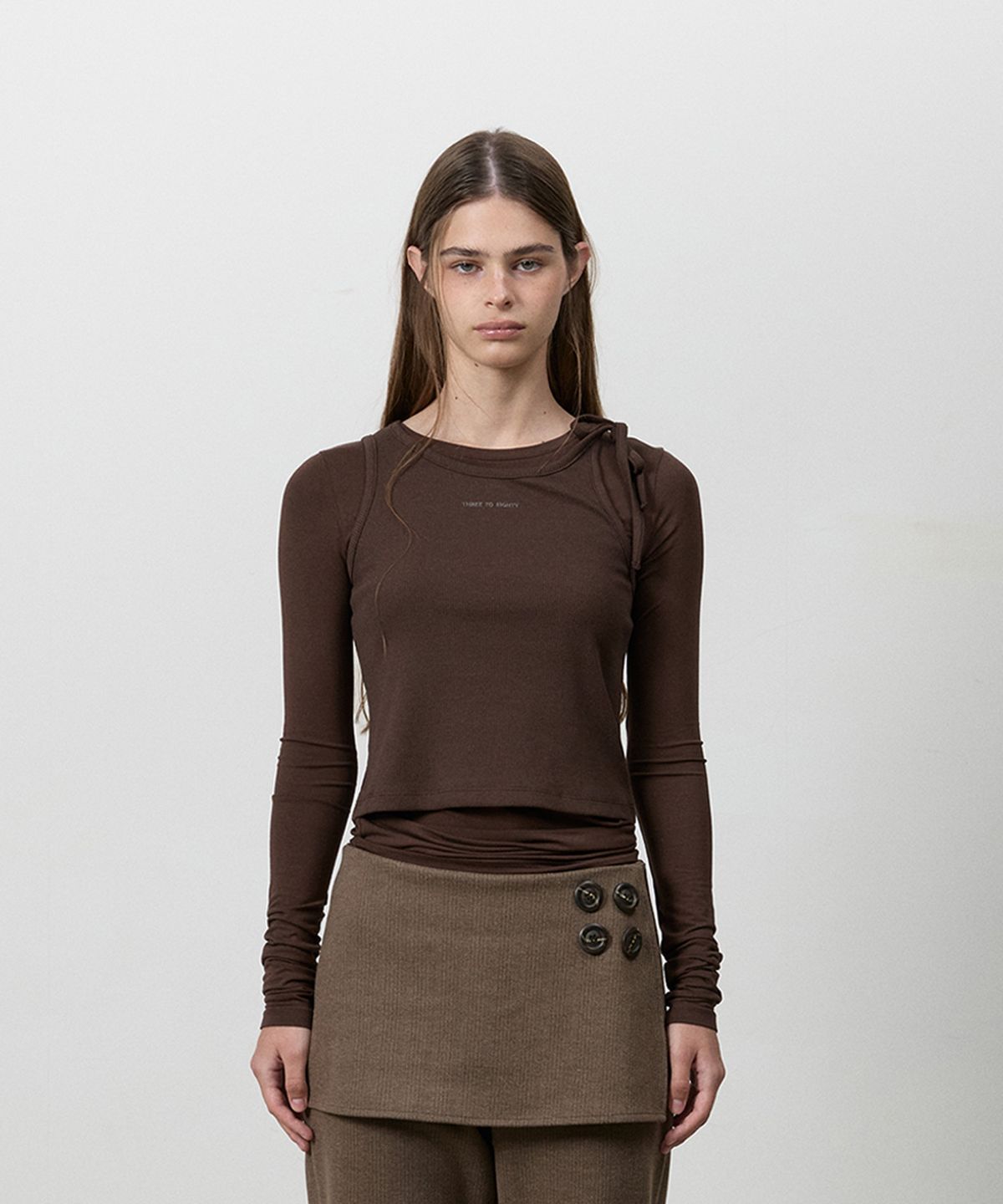 쓰리투에이티(THREE TO EIGHTY) KNOTTED STRAP LAYERED TEE BROWN