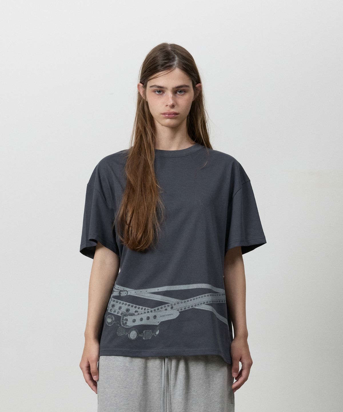 쓰리투에이티(THREE TO EIGHTY) SNAP BELT GRAPHIC TEE CHARCOAL