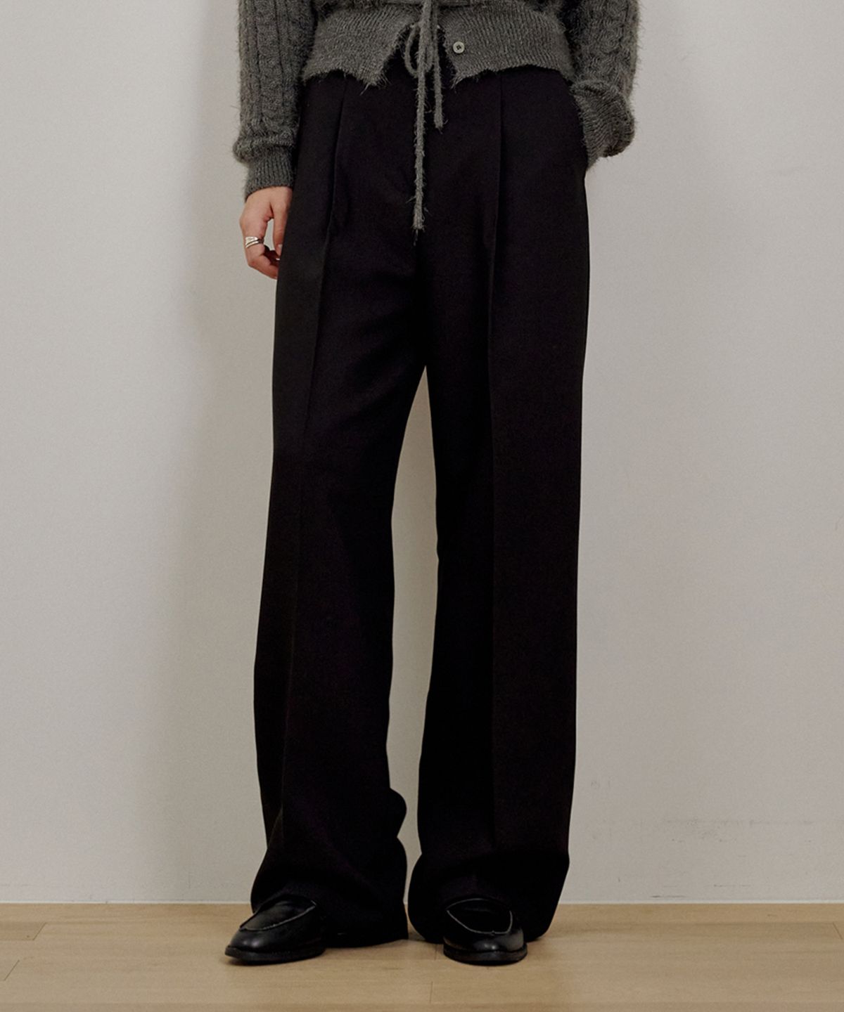 로시로우(LOSSYROW) Modern One-Tuck Wide Slacks Black