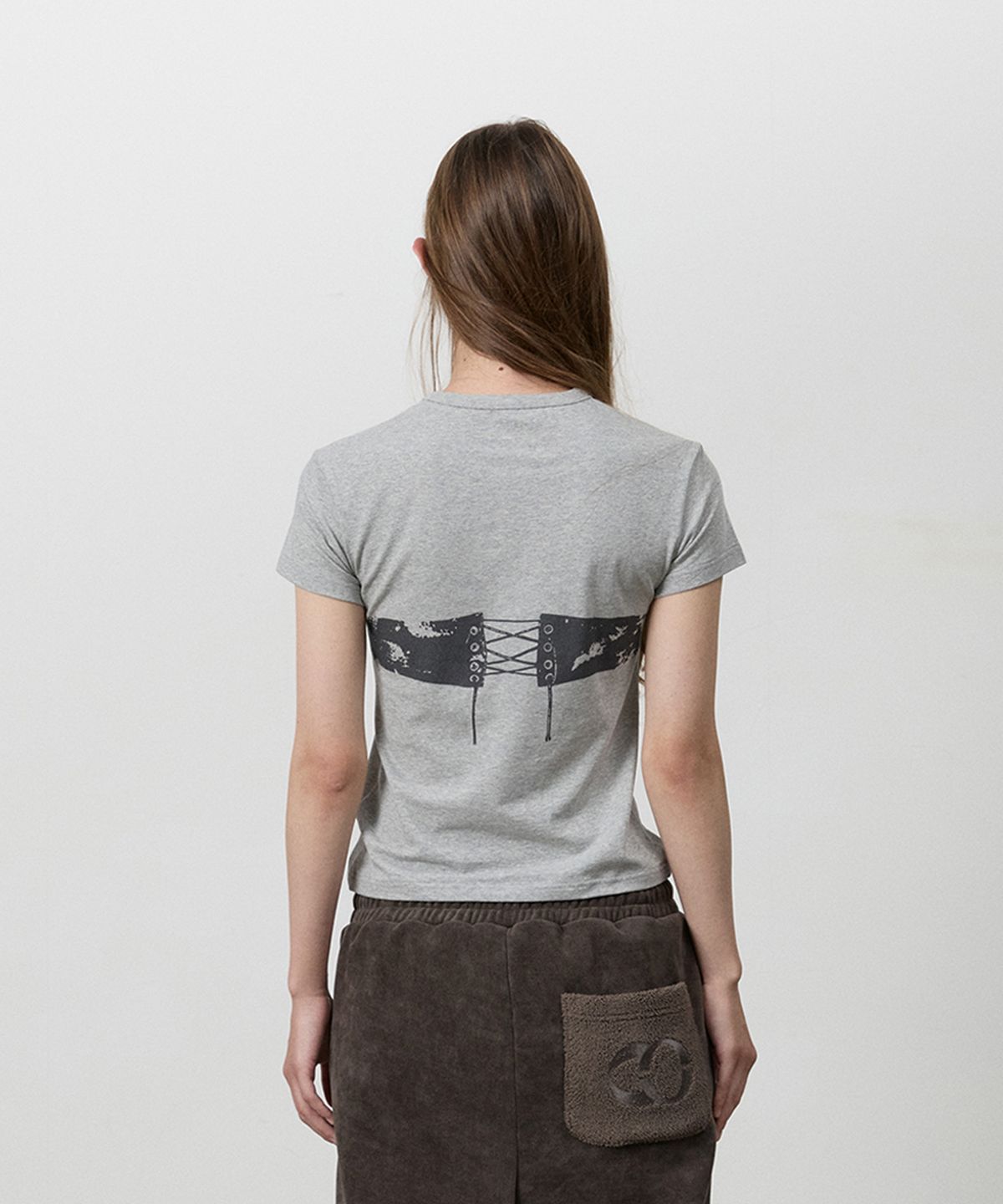 쓰리투에이티(THREE TO EIGHTY) STANDARD CORSET GRAPHIC TEE GREY