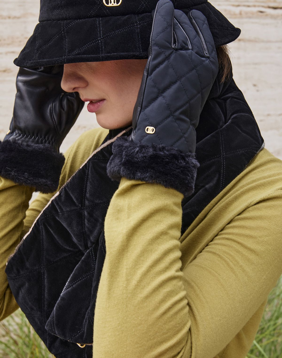 닥스 여성 액세서리(DAKS WOMENS ACCESSORIES) 클래식 페이크퍼 패딩 레더 여성 장갑 블랙 DCGV5F730BK