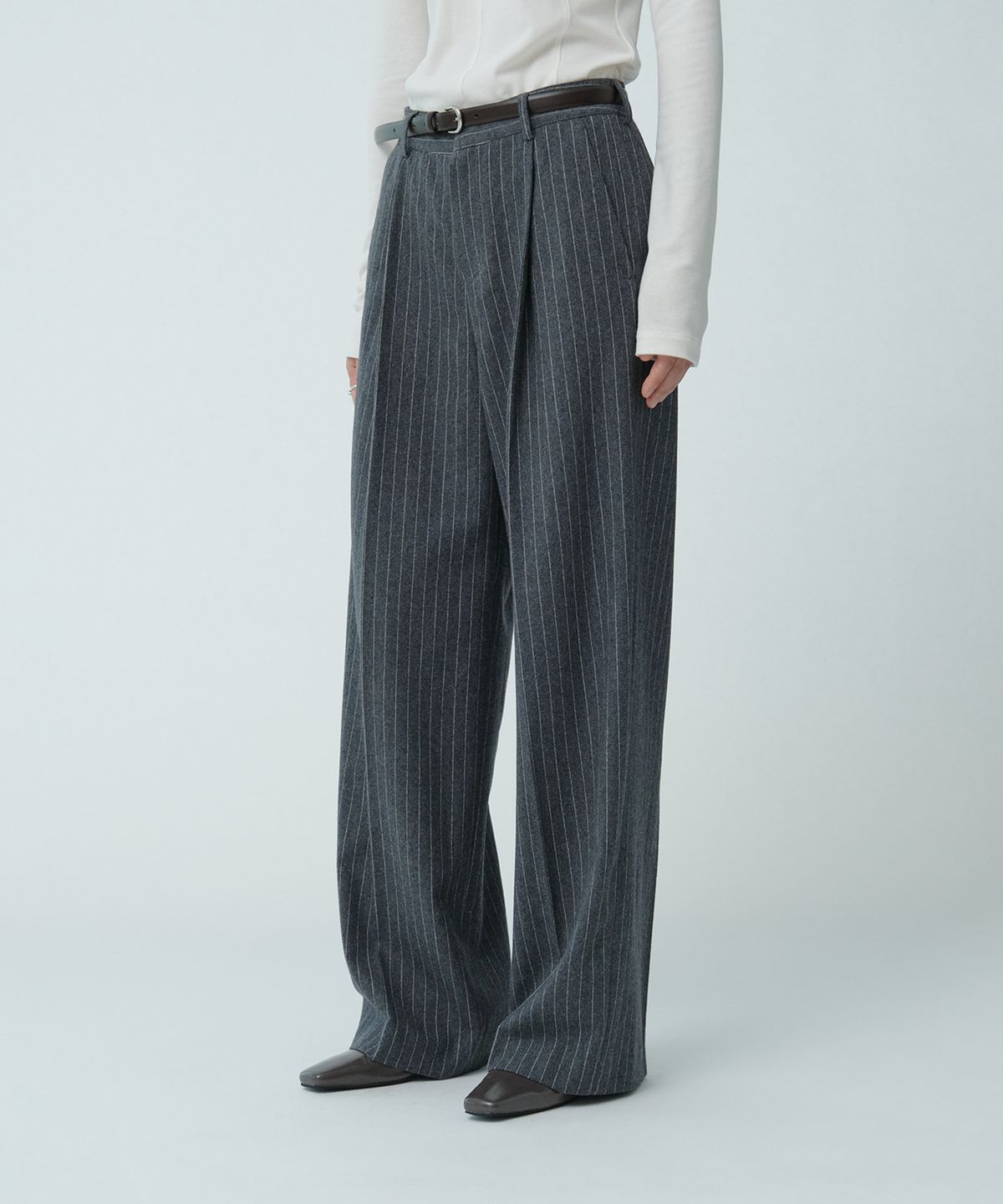 뮤제(MUSEE) [ESSENTIEL] ARCH Minimal Wool-Blend Semi-Wide Pants_Gray Stripe