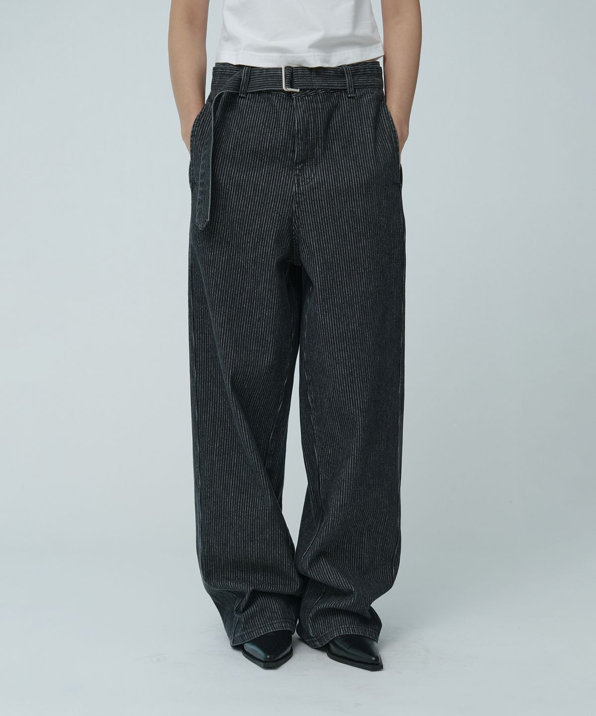 뮤제(MUSEE) VITESSE Curved Semi-Wide Buckle-Belted Denim Pants_Gray Stripe