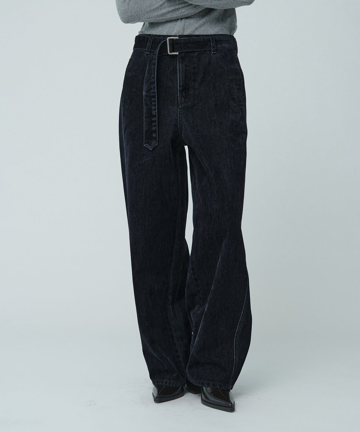 뮤제(MUSEE) VITESSE Curved Semi-Wide Buckle-Belted Denim Pants_Navy