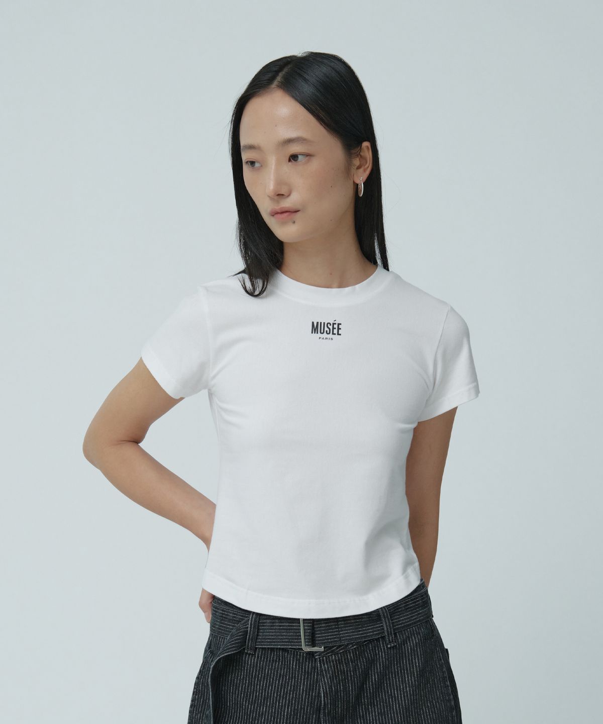 뮤제(MUSEE) MUSEE Logo Slim Fit Essentiel T-Shirt_White
