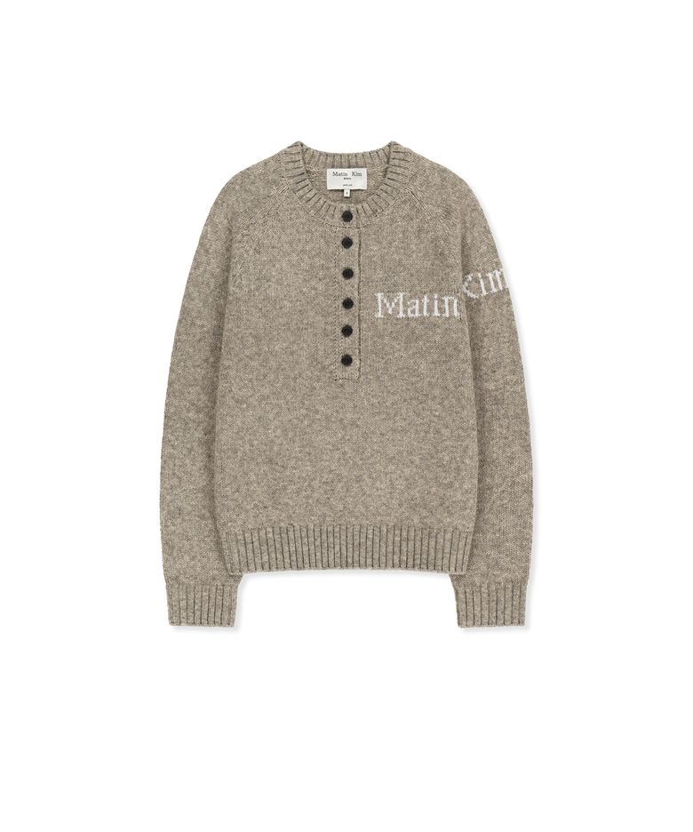 MATIN BUTTON POINT HENLEY NECK LOGO KNIT TOP IN BEIGE
