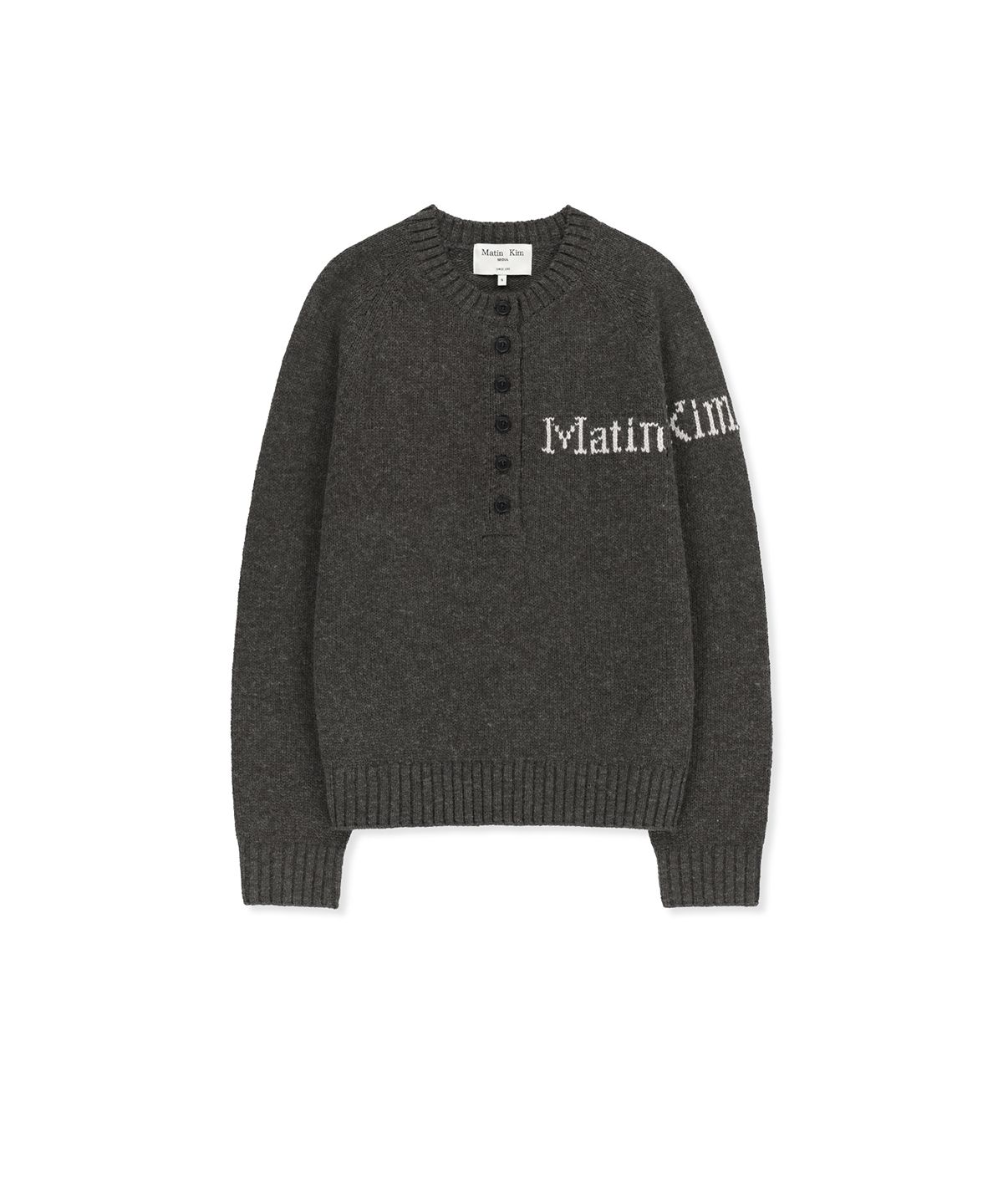 마뗑킴(MATIN KIM) MATIN BUTTON POINT HENLEY NECK LOGO KNIT TOP IN CHARCOAL