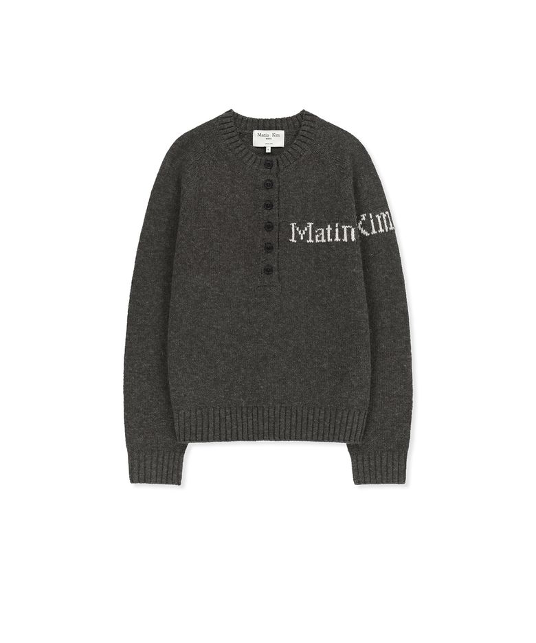 MATIN BUTTON POINT HENLEY NECK LOGO KNIT TOP IN CHARCOAL