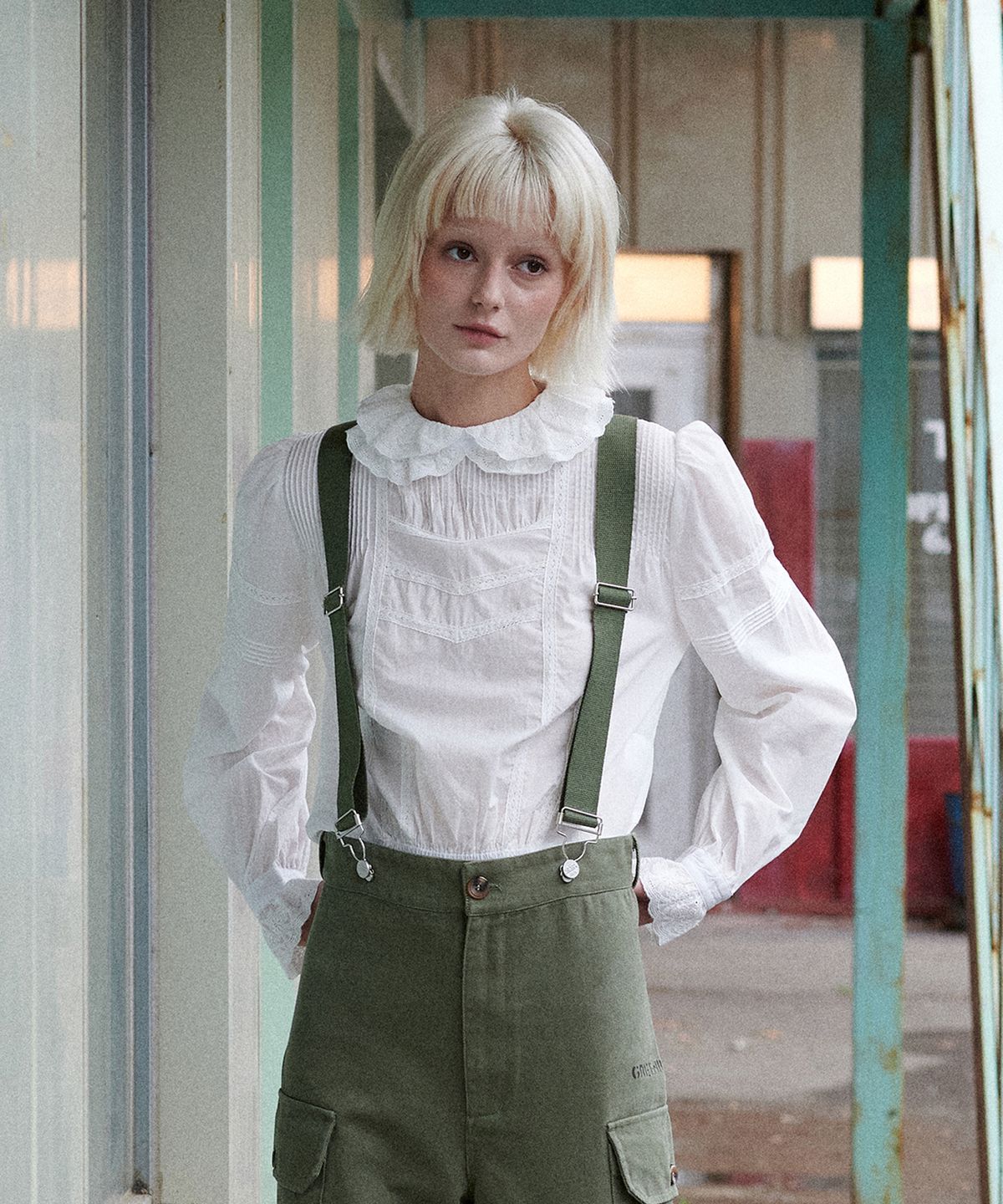 그린버터(GREENBUTTER) Rosette Lace Pintuck Blouse (Ivory)