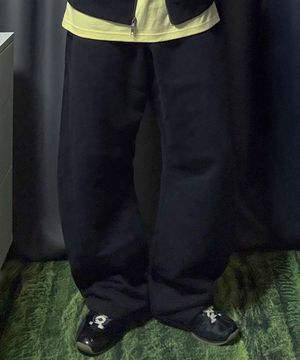 [옷미새 미홀 PICK] 커브드 스웨트 팬츠 (블랙)