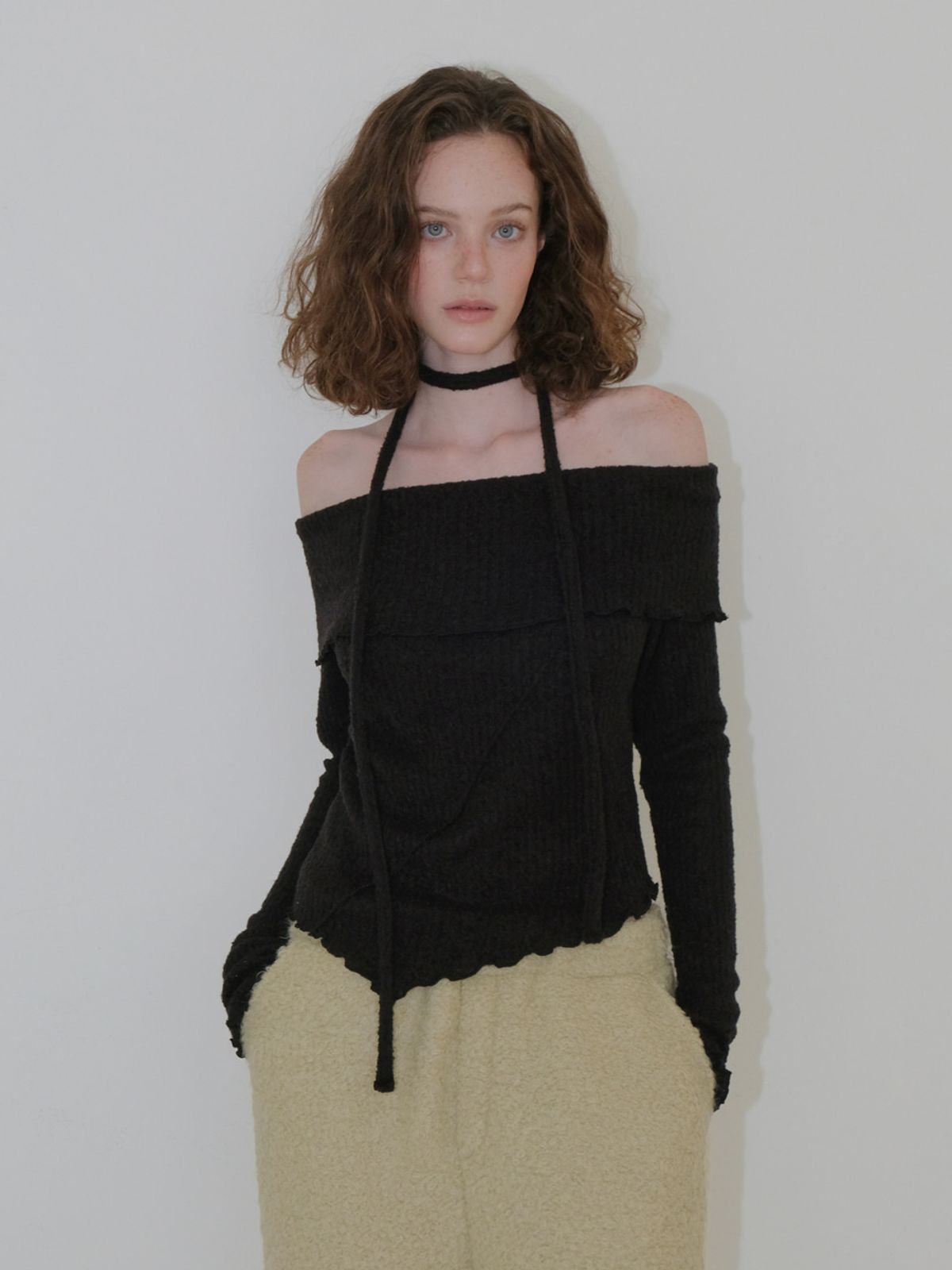 에트몽(ETMON) Tie Off Shoulder T-Shirt, Black