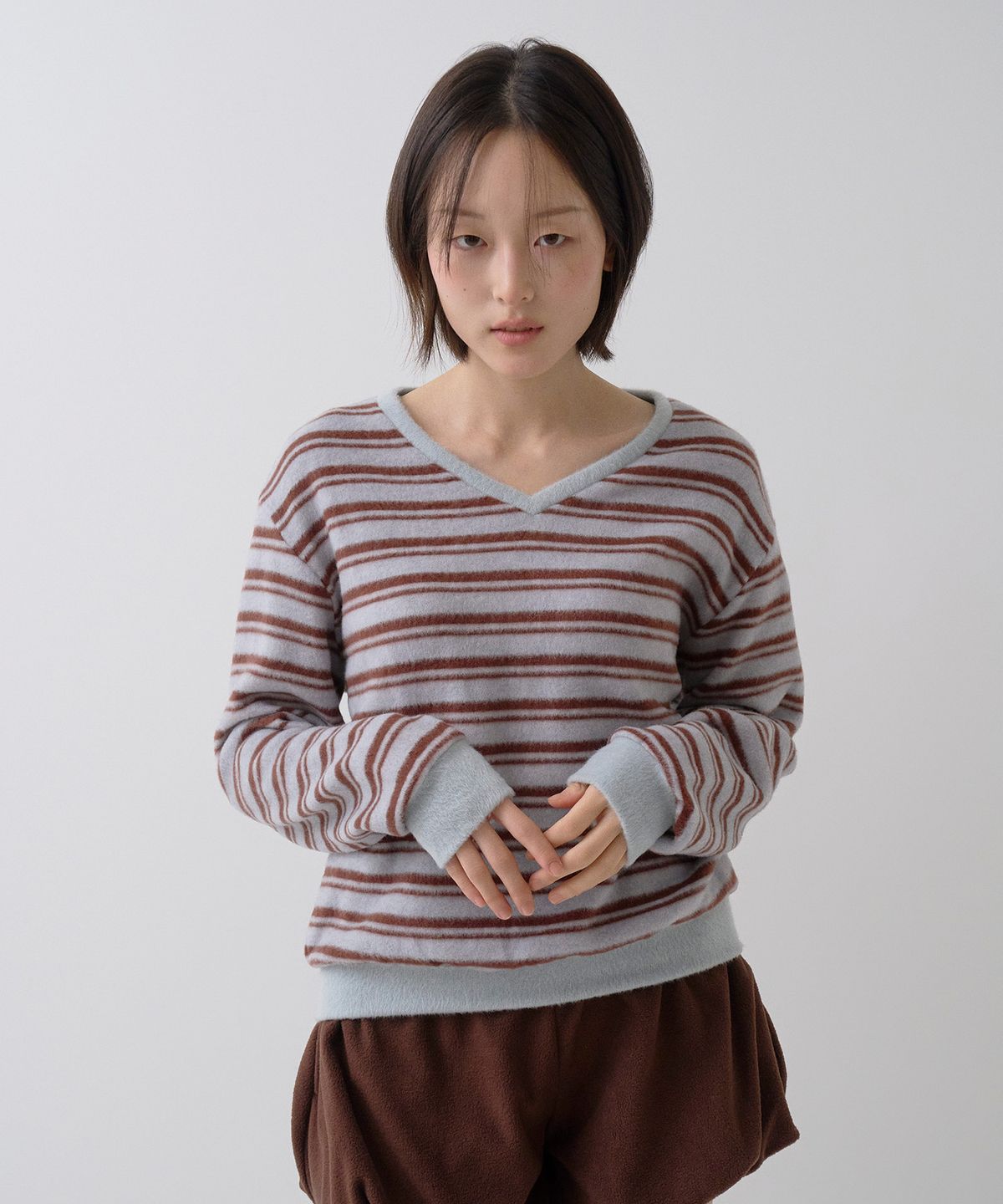 사유(SAYUU) 스트라이프 브러쉬 브이넥 풀오버 블루