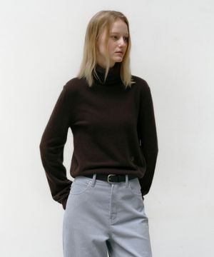에센셜 캐시 울 터틀넥 풀오버 브라운