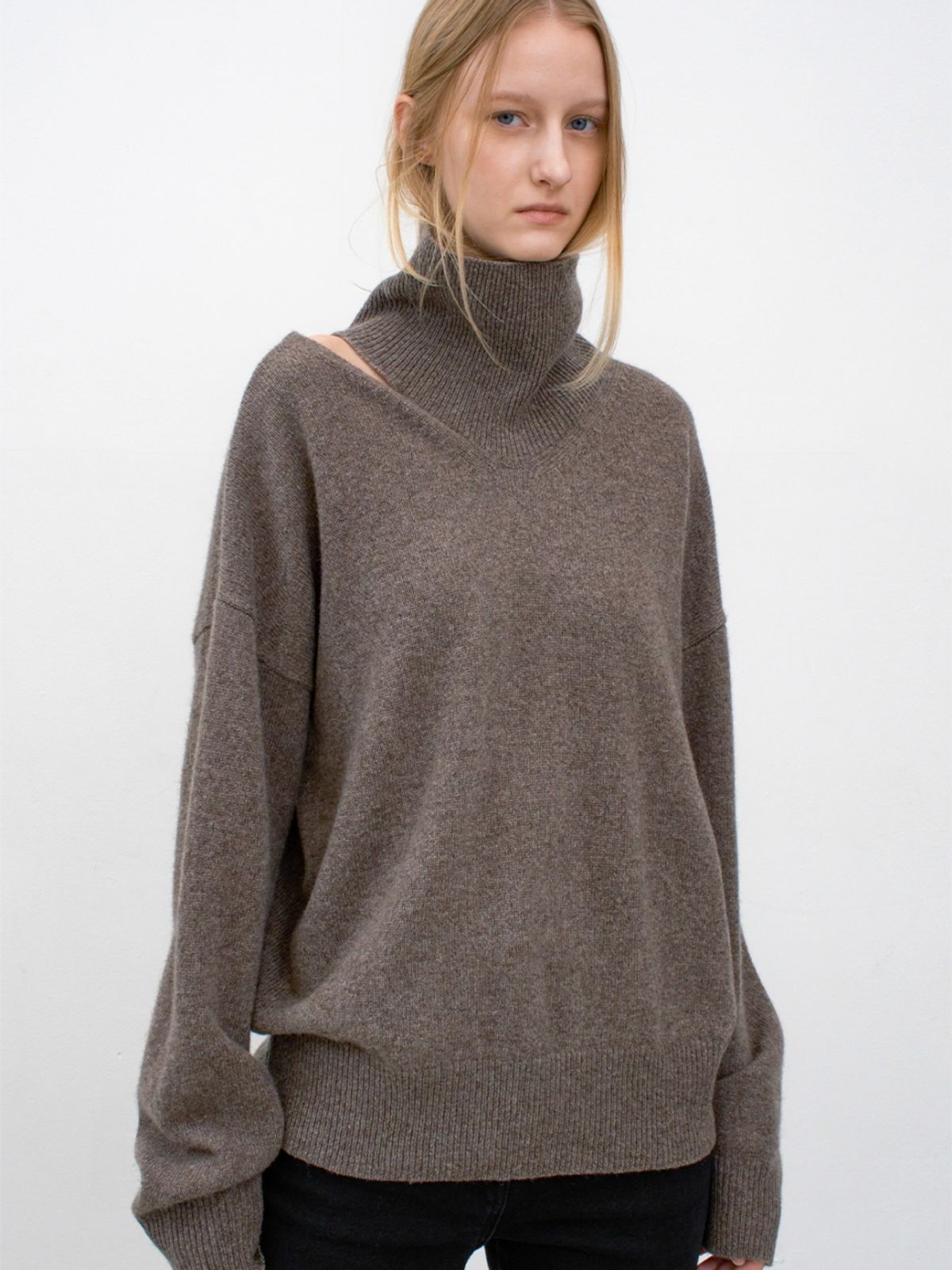 아틀리에 나인(ATELIER NAIN) YAK BLENDED CUT OUT HIGH NECK KNIT (T-7143)
