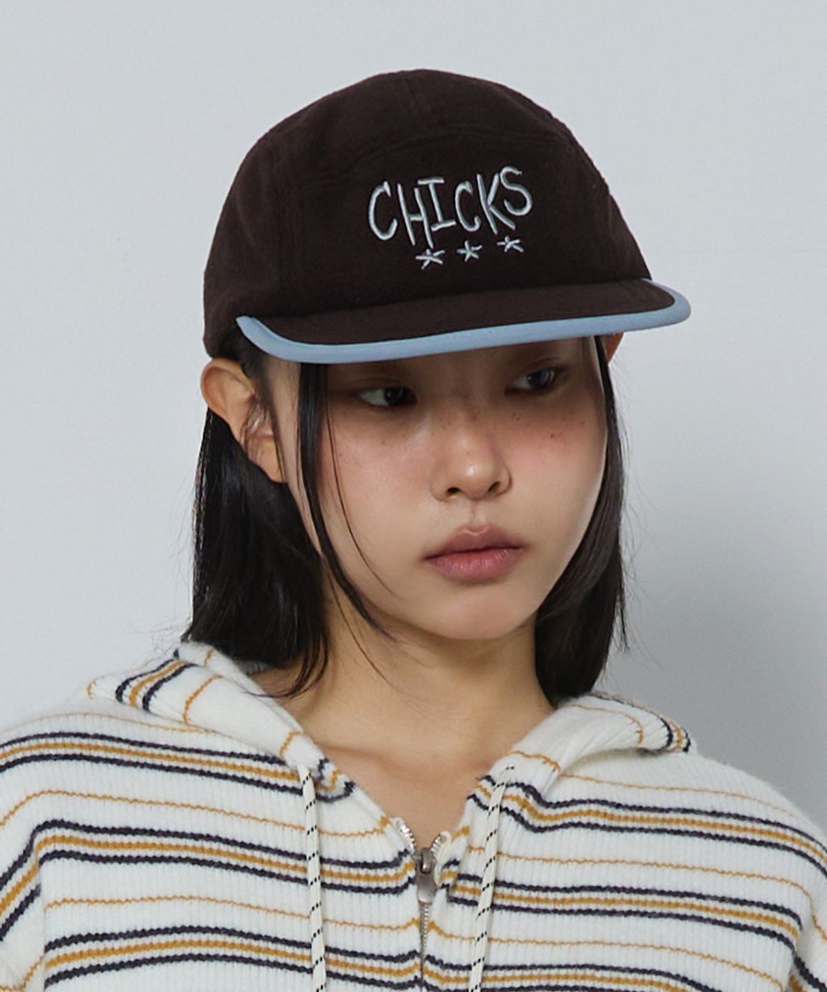 칙스(CHICKS) 투톤 플리스 캠프캡 다크브라운