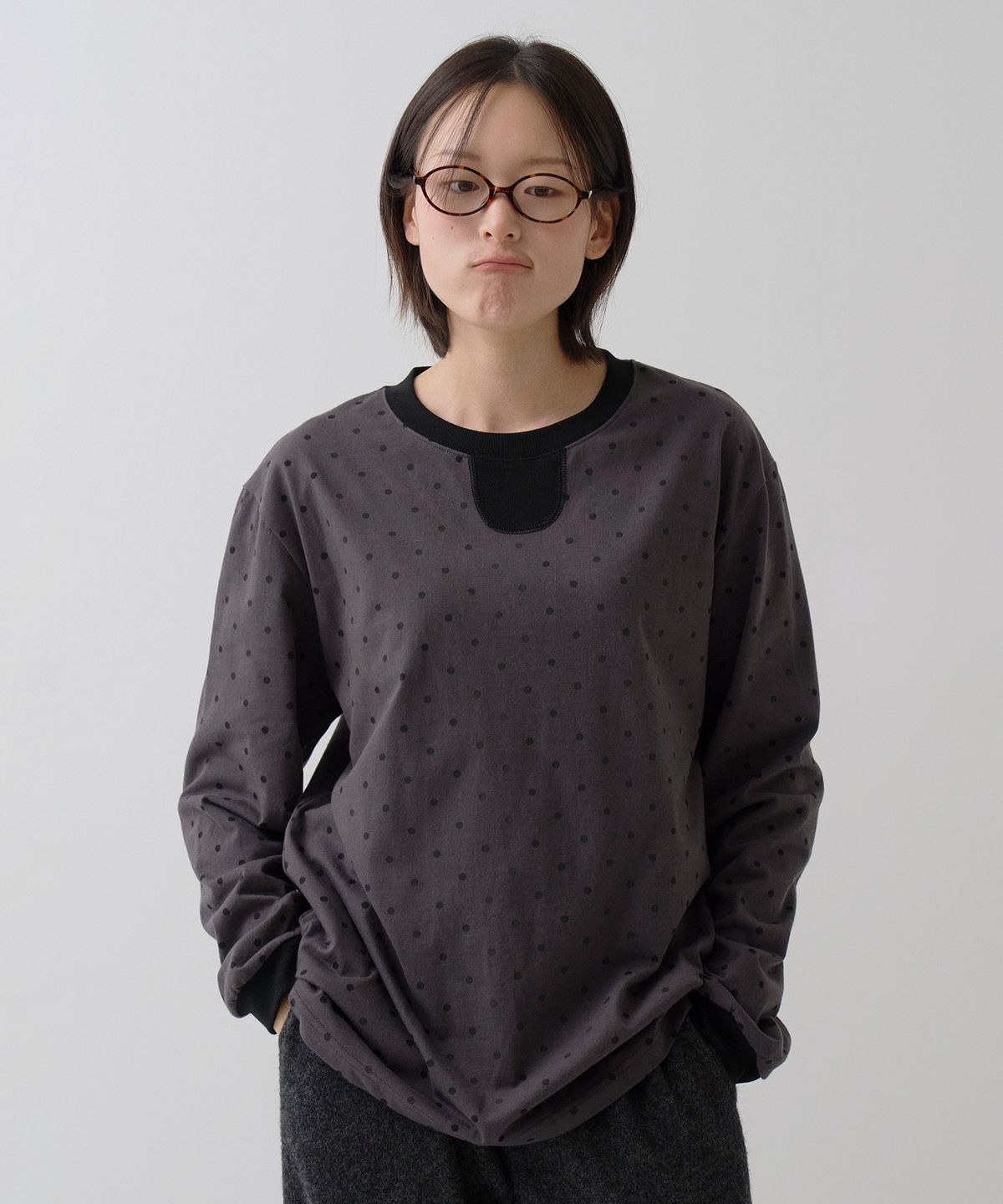 사유(SAYUU) 도트 링거 루즈핏 긴팔 티 차콜
