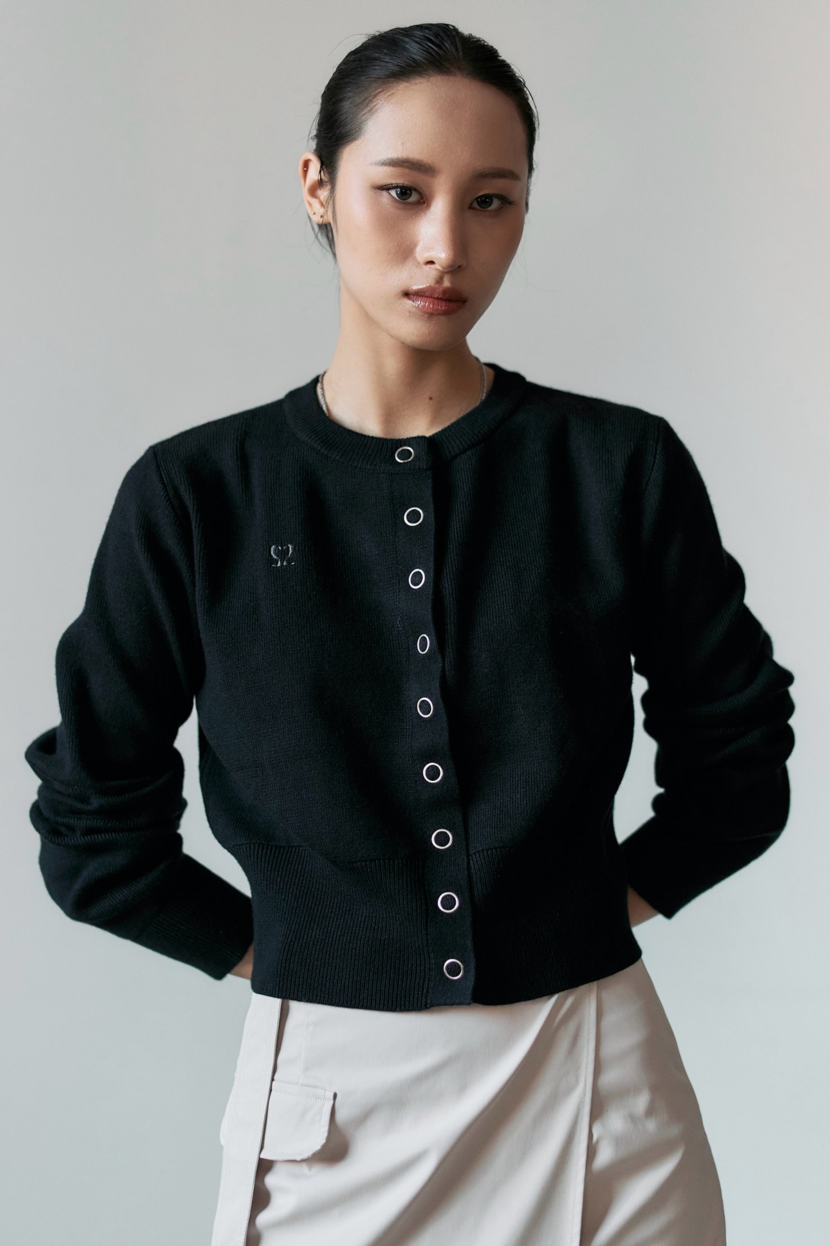 셉템버투웨니(SEPTEMBER TWENTIETH) 심볼 라운드 가디건 (Black)