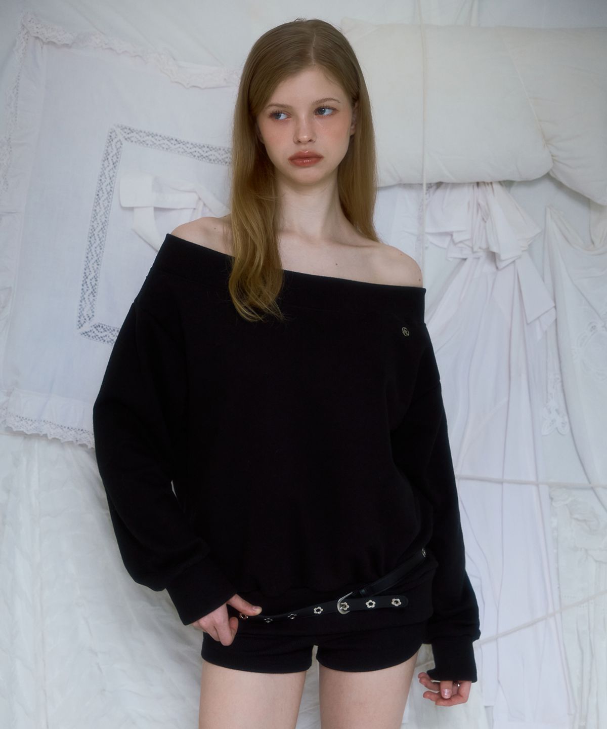 로제프란츠(ROSEFRANTZ) Off Shoulder Sweatshirt [Black]