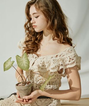 딜리스 크로셰 버튼 슬리브리스 탑 - Beige