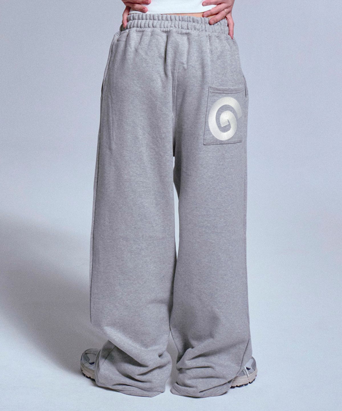 그레이버(GRAVER) [UNISEX]G SYMBOL 자수 트레이닝 핀턱 와이드 팬츠_2color