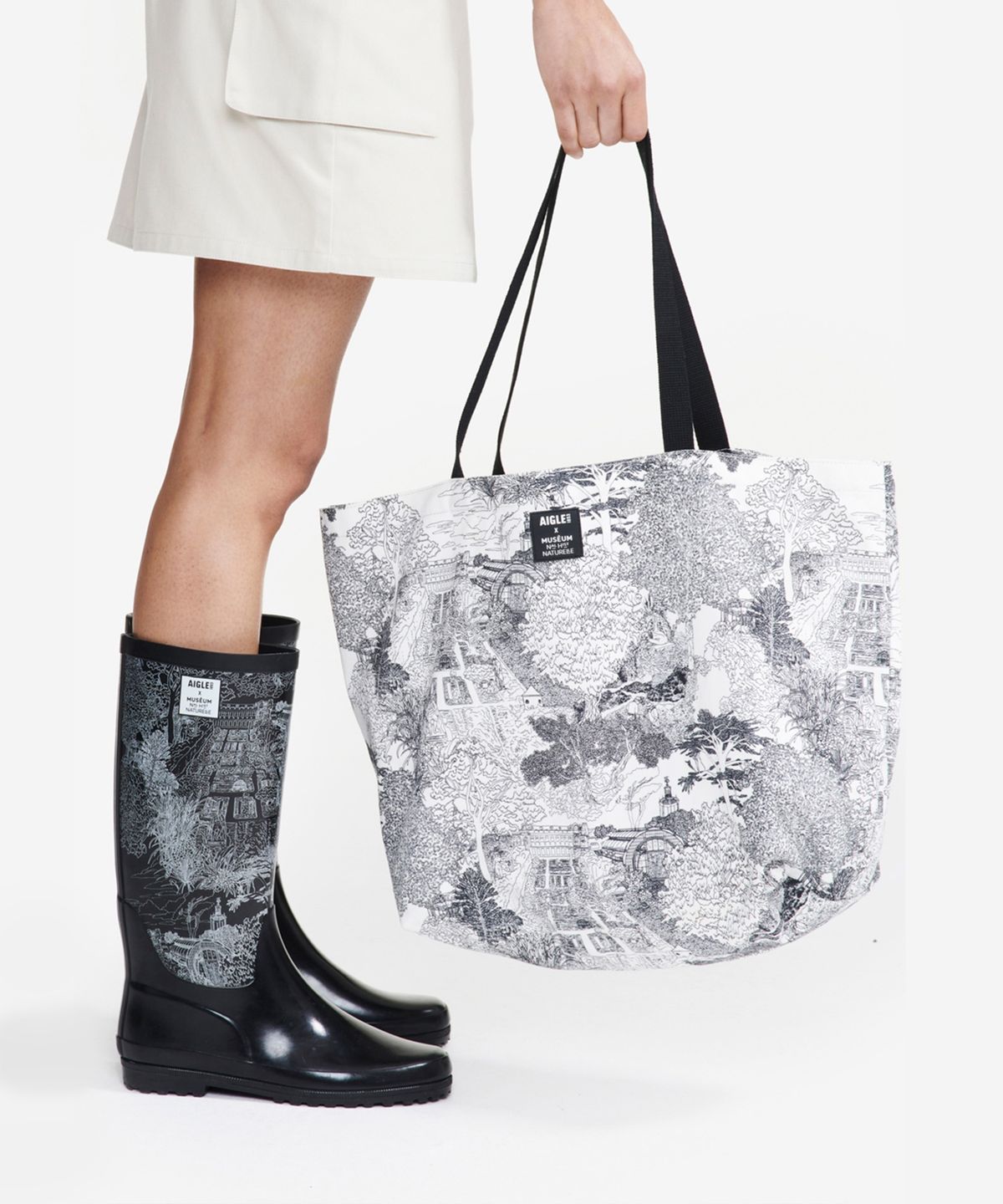 에이글(Aigle) Aigle x MNHN 프린티드 토트백 AIS24WTOT001BLP