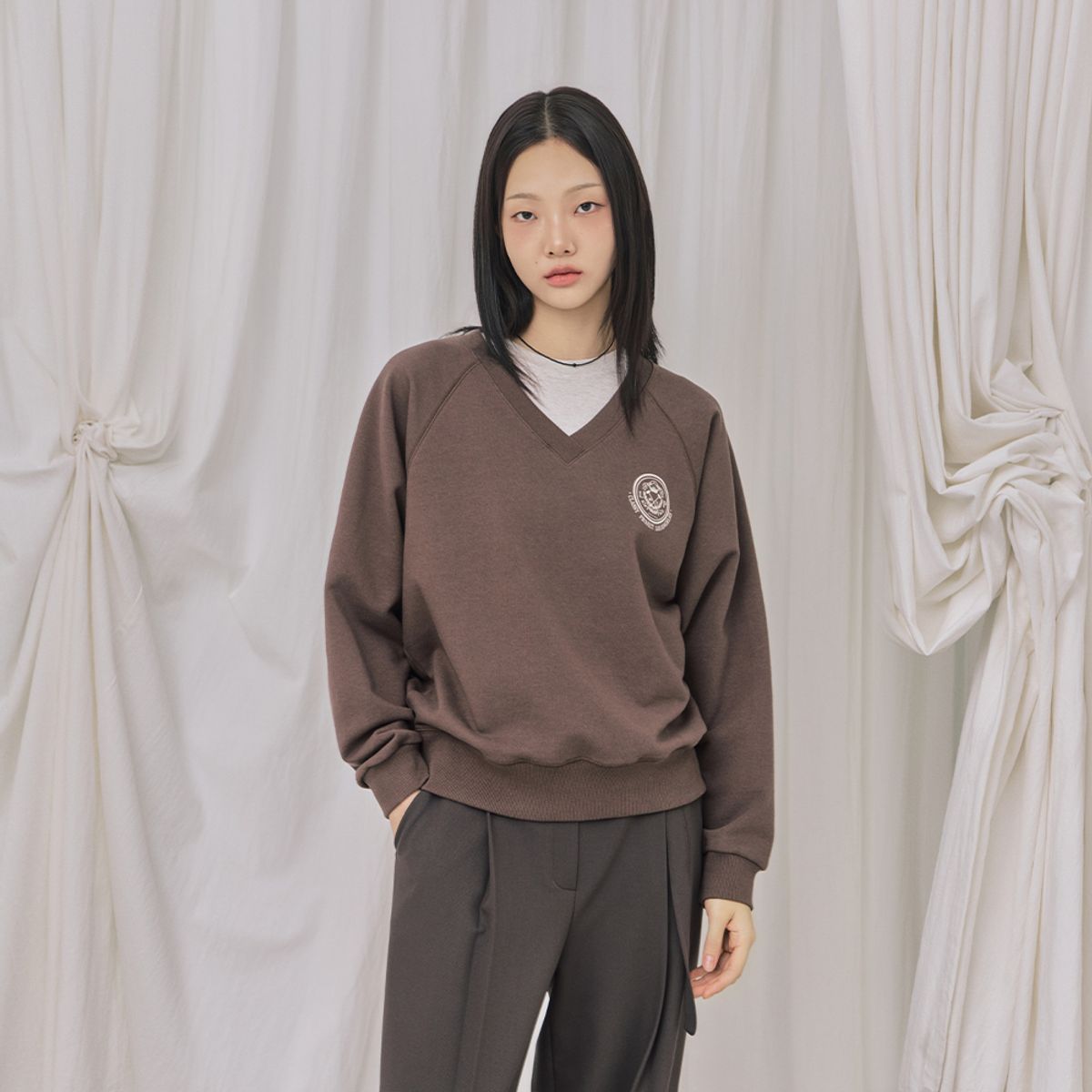 랩(LAP) 심볼 로고 브이넥맨투맨 AR3CT863