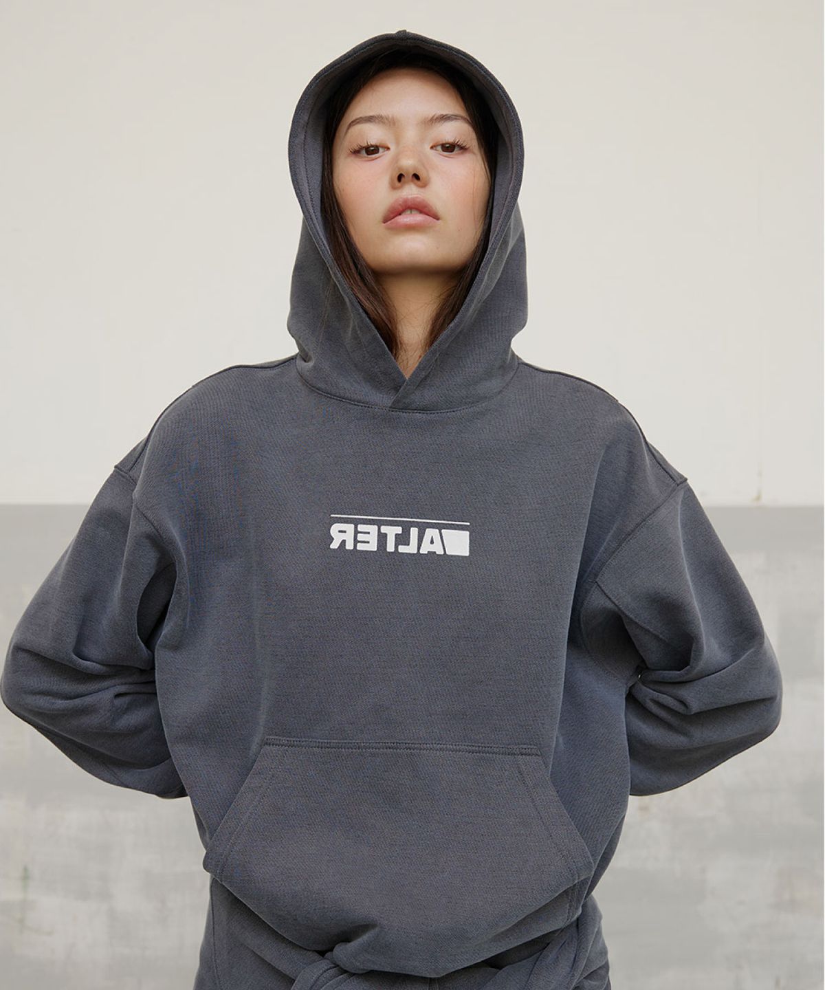 얼터 스튜디오(ALTER STUDIO) Pigment Neat Logo Hoodie_Navy
