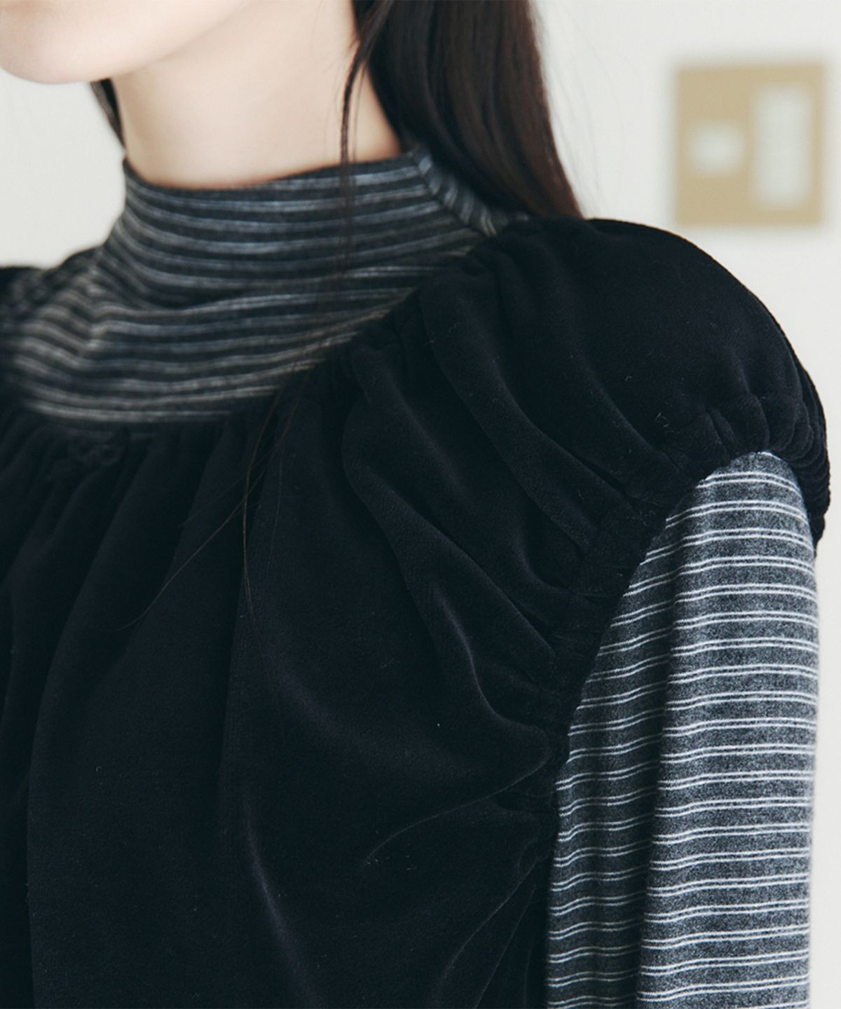 셀리테일즈(CELITAILS) STRIPE MOCK NECK T-SHIRT_CHARCOAL