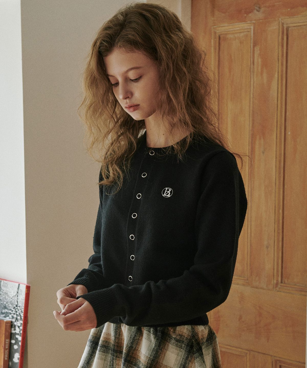 벨로엘(BELLOL) Point button logo cardigan BLACK