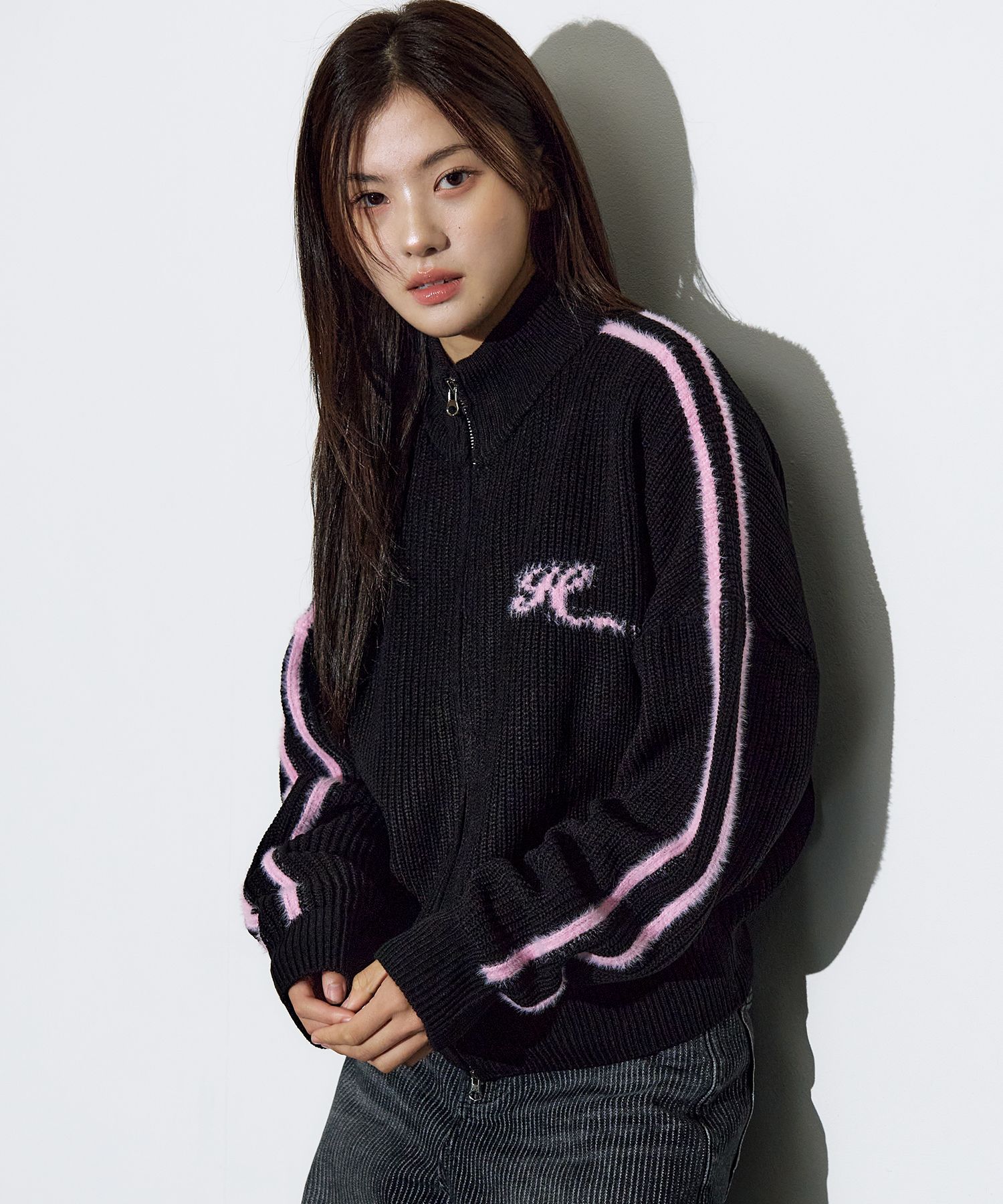 MUSINSA公式 | HELENE PARIS シンボルロゴヘアリープルオーバーニット