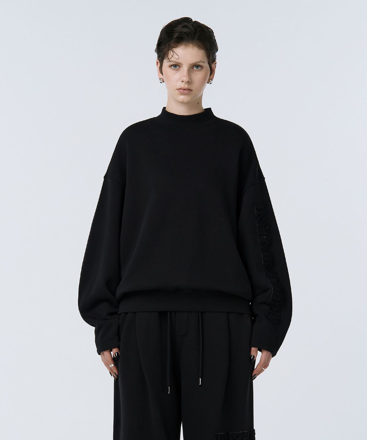 트리밍버드(TREEMINGBIRD) Cut-out Patch Mock Neck Sweatshirt [ Black ]