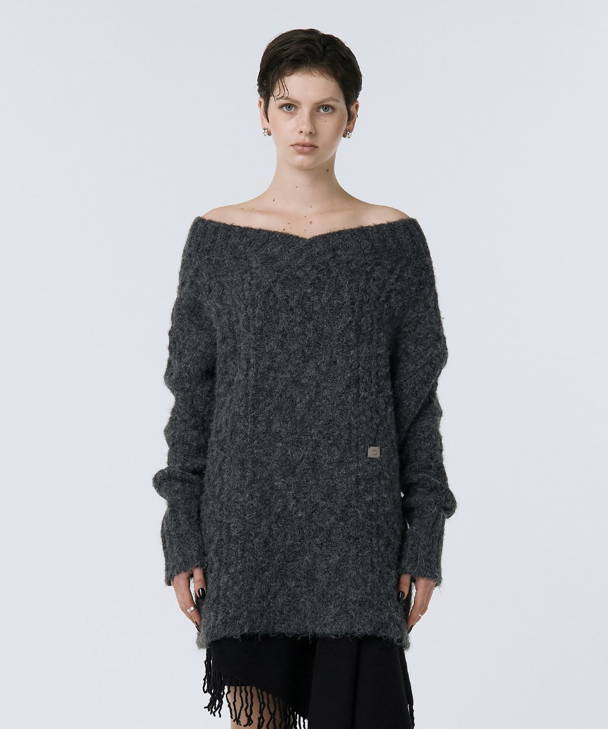 트리밍버드(TREEMINGBIRD) Oversized Off-Shoulder Knit [ Charcoal ]