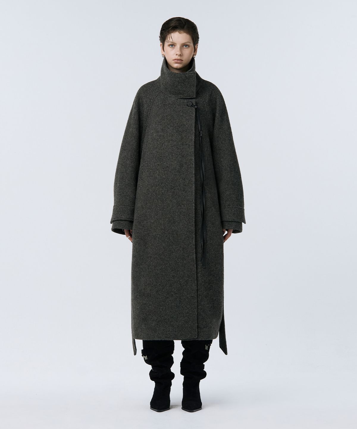 트리밍버드(TREEMINGBIRD) High Neck Strap Raglan Coat [ Khaki Gray ]