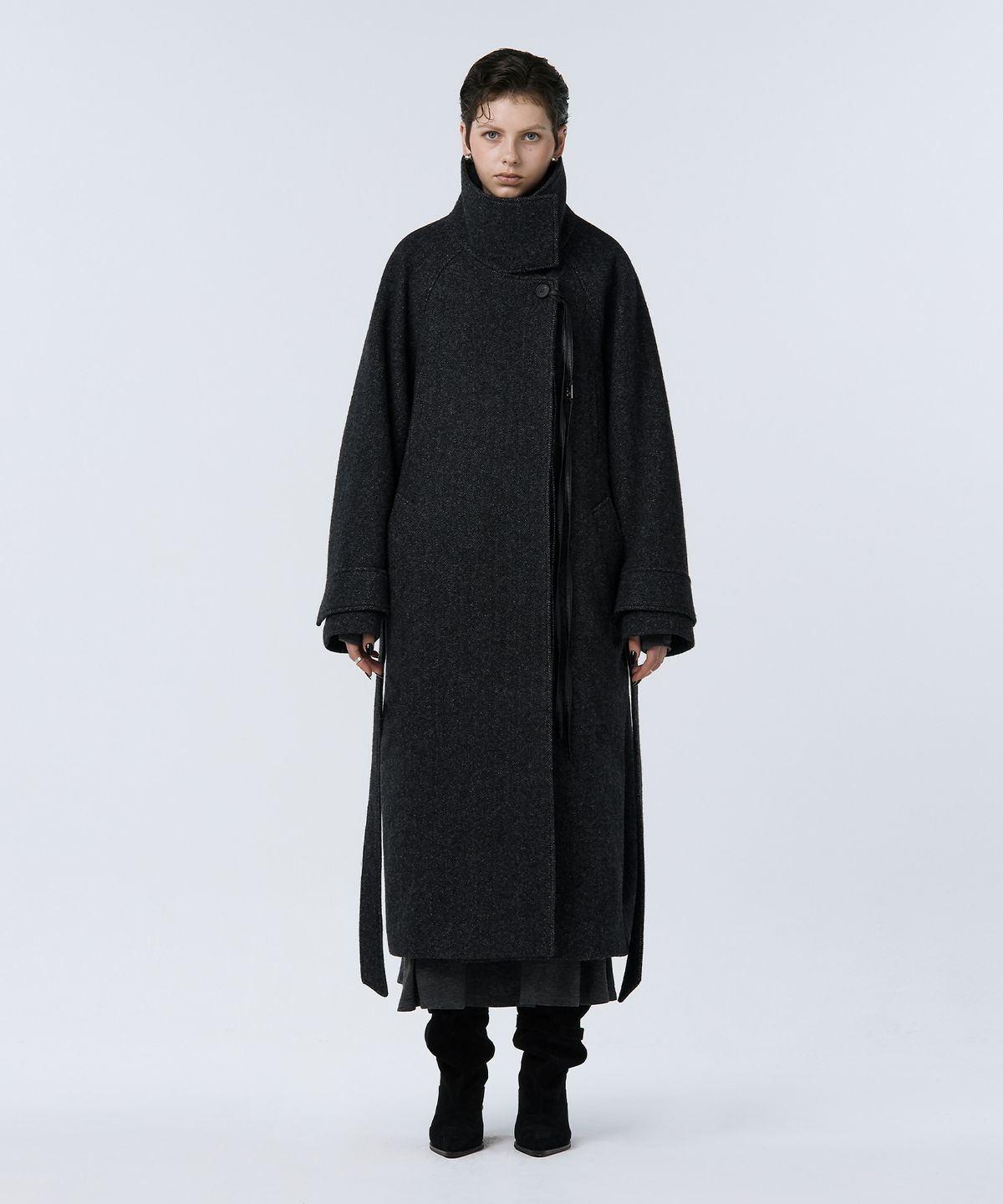 트리밍버드(TREEMINGBIRD) High Neck Strap Raglan Coat [ Black ]
