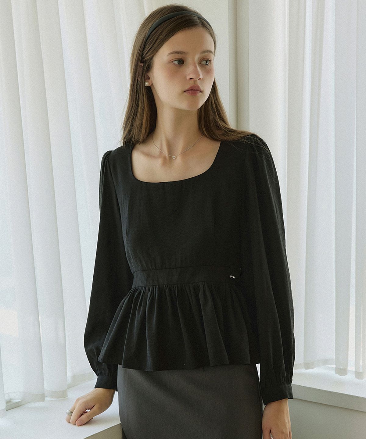 어다울(ADAUL) Square neck line ad charm blouse - black