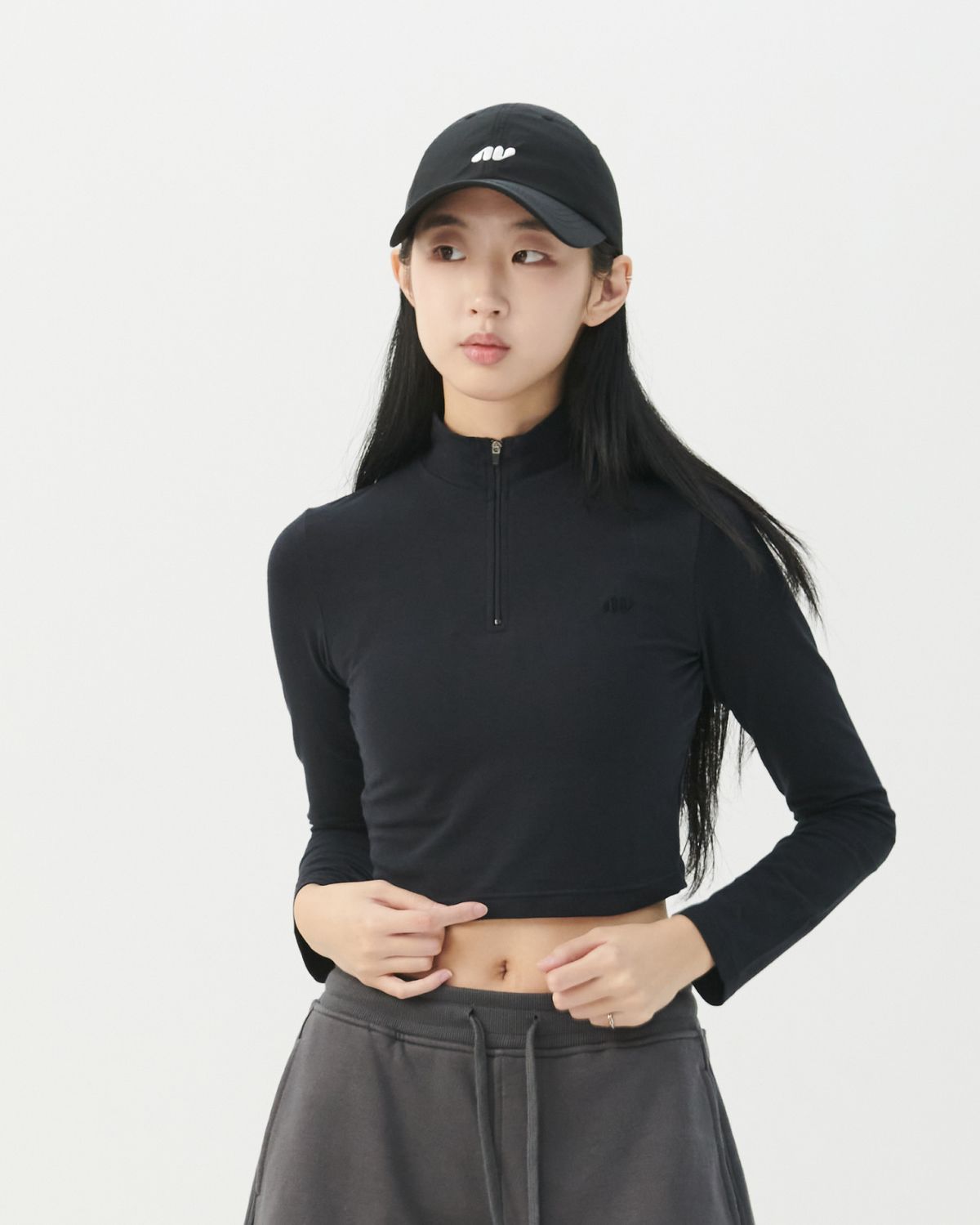 누바이브(NUVAIV) 하프 집업 롱 슬리브 크롭 티셔츠 [블랙]