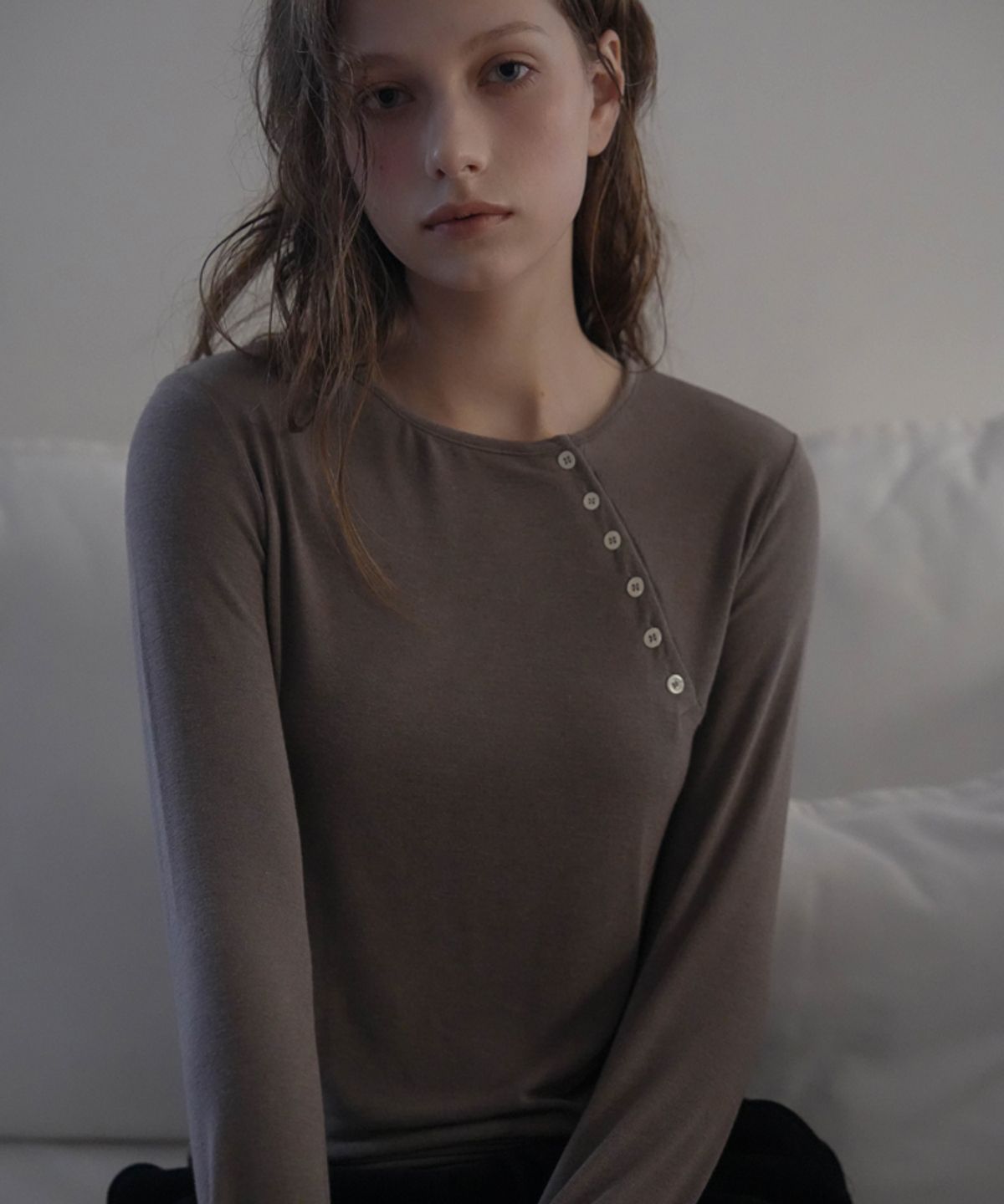 드헤베(DEHEVE) Side Button Long Sleeve [Brown]