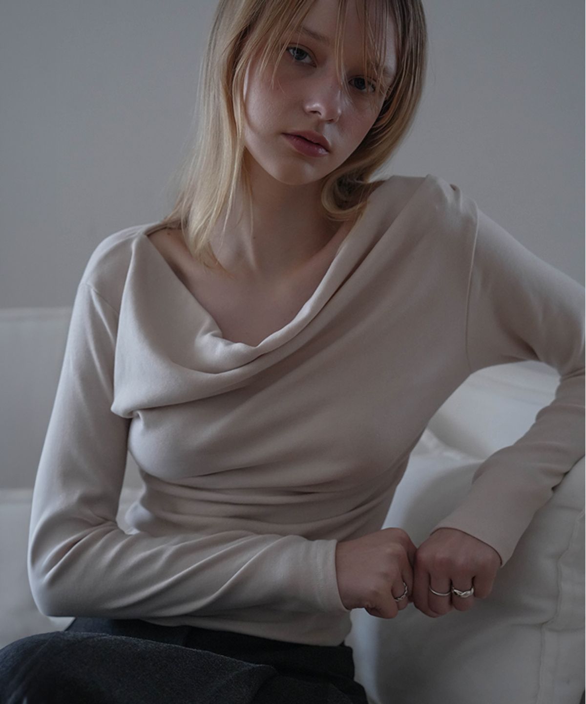드헤베(DEHEVE) Drape Neck Long Sleeve [Beige]