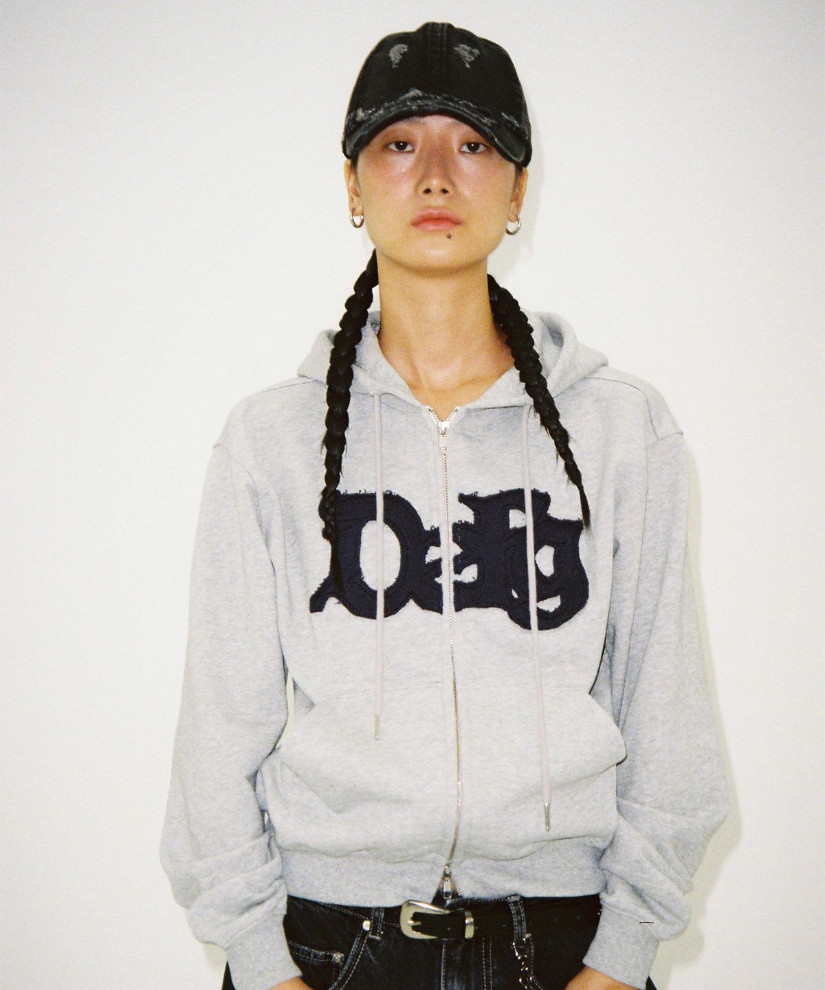 데프가먼츠(DEFGARMENTS) CUTTING LOGO HOOD ZIP UP [3 COLOR]