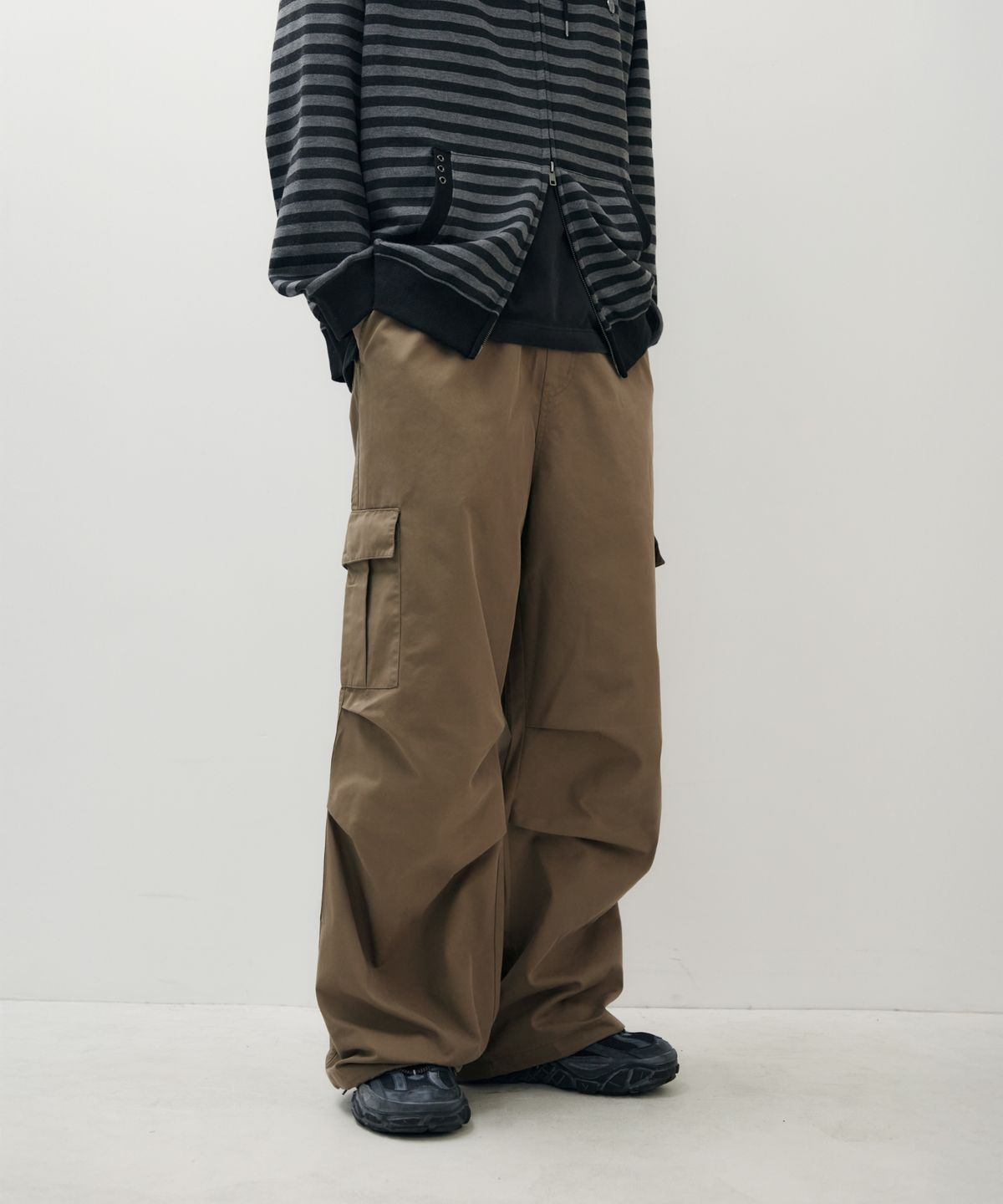 레더리(LEATHERY) 파라슈트 와이드 카고 팬츠 [COTTON BROWN]