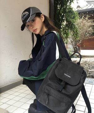 볼드 로고 나일론 미니 플랩 백팩 4D3320G UB1