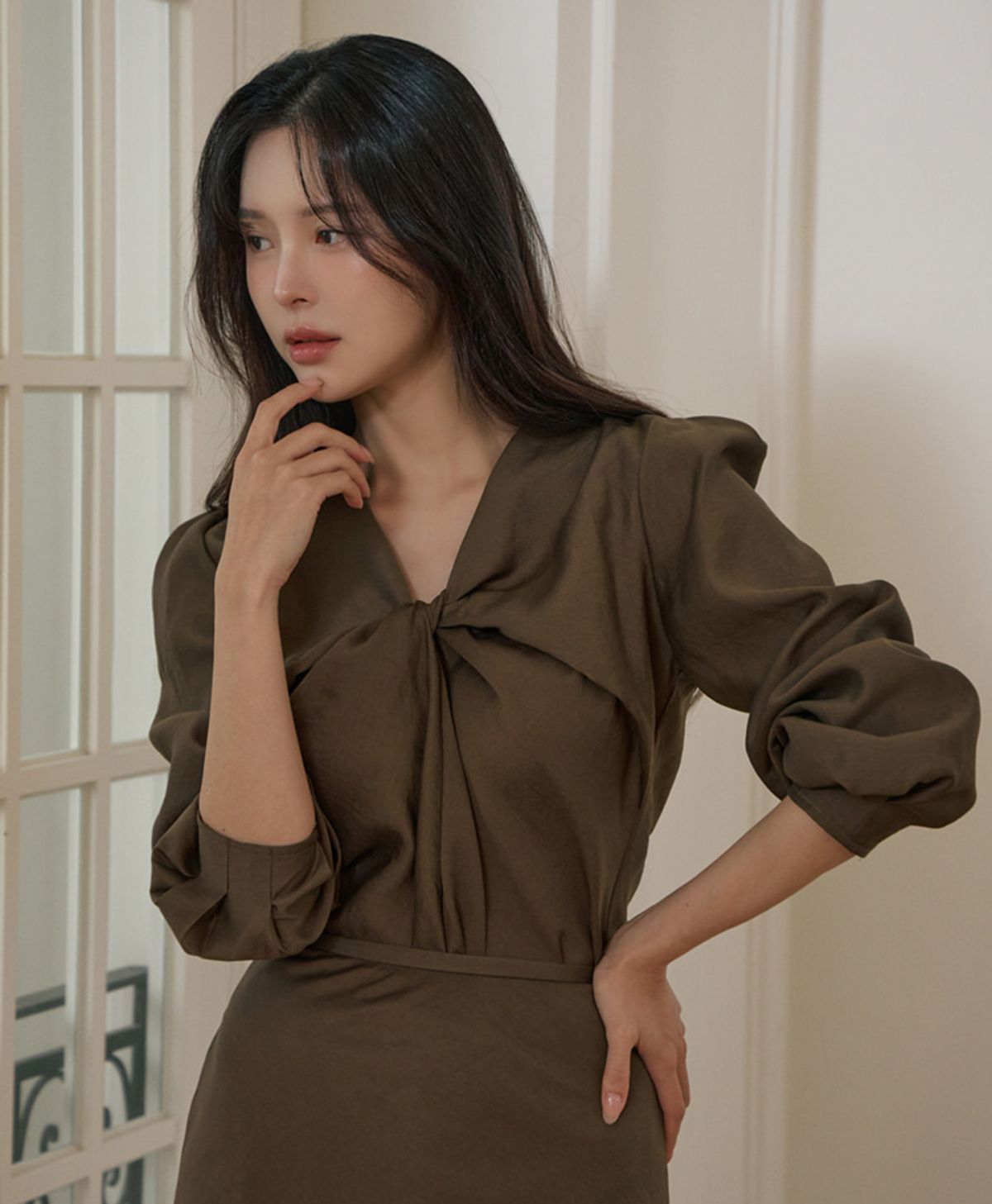 더제이수(THE J.SOO) [the J.Soo Premium] 블룸 꼬임 블라우스_Brown