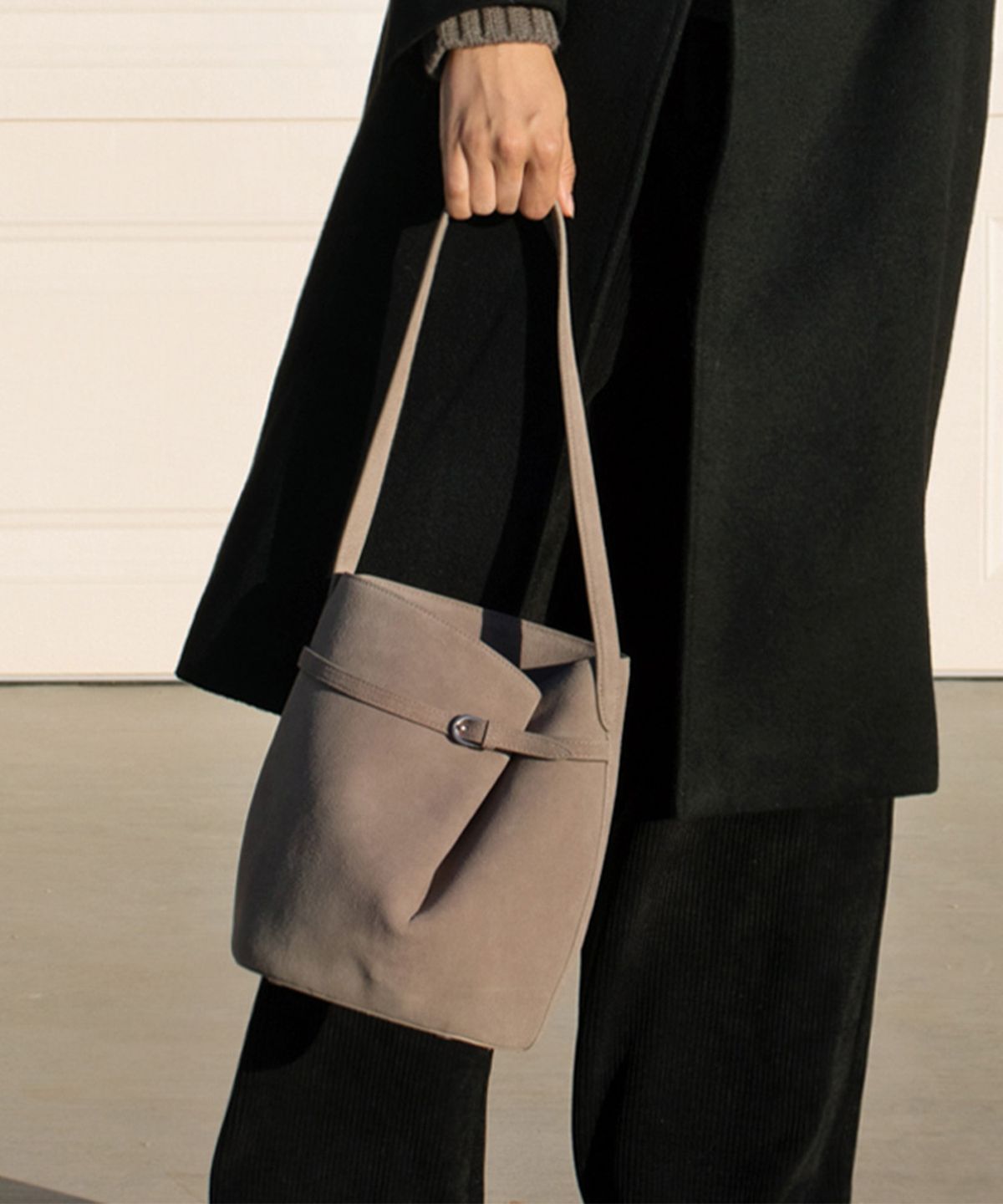 폴뉴아(FOLNUA) ONDE BAG-SUEDE (TAUPE)