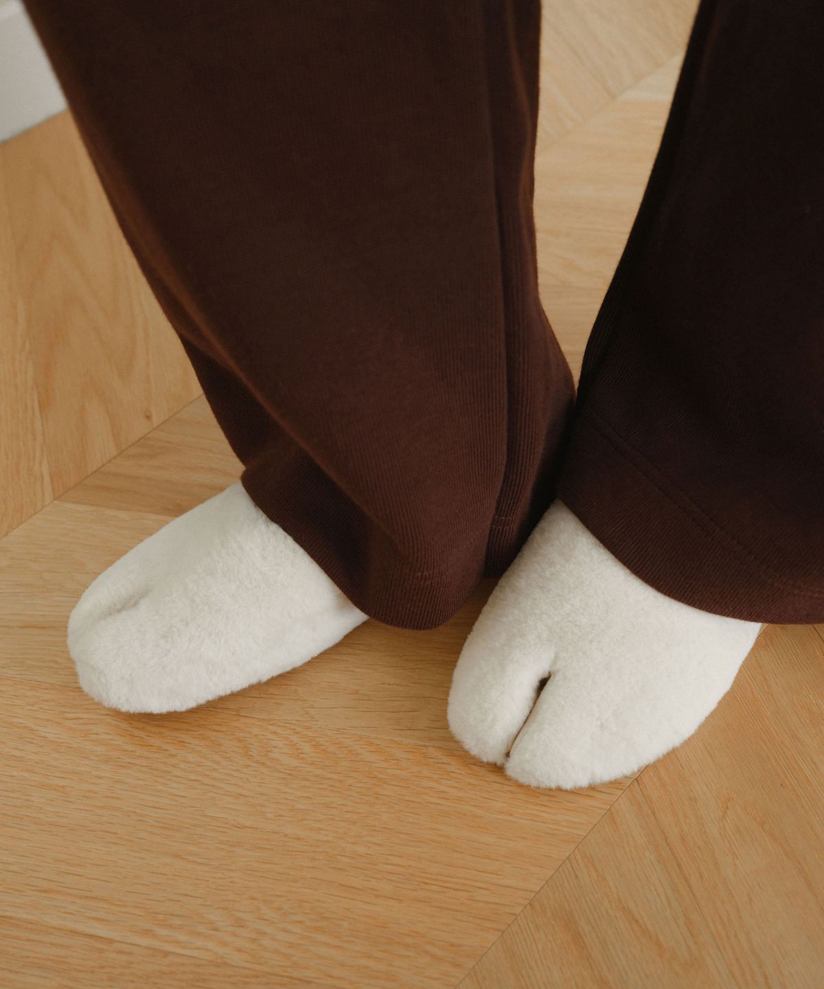 페이즈(PAES) Round Fur Low Mule / White