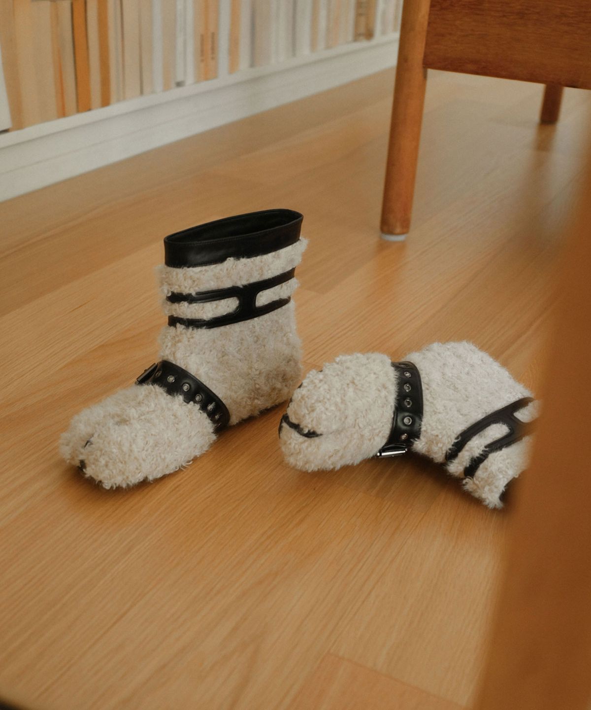 페이즈(PAES) Teddy Buckle Boots / Ivory