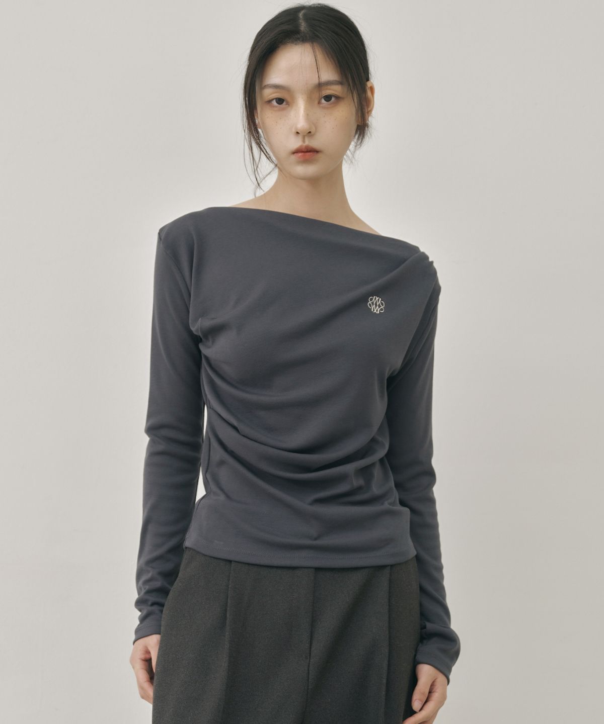 닉앤니콜(NICK&NICOLE) SHIRRING DRAPE BOAT NECK TOP_CHARCOAL