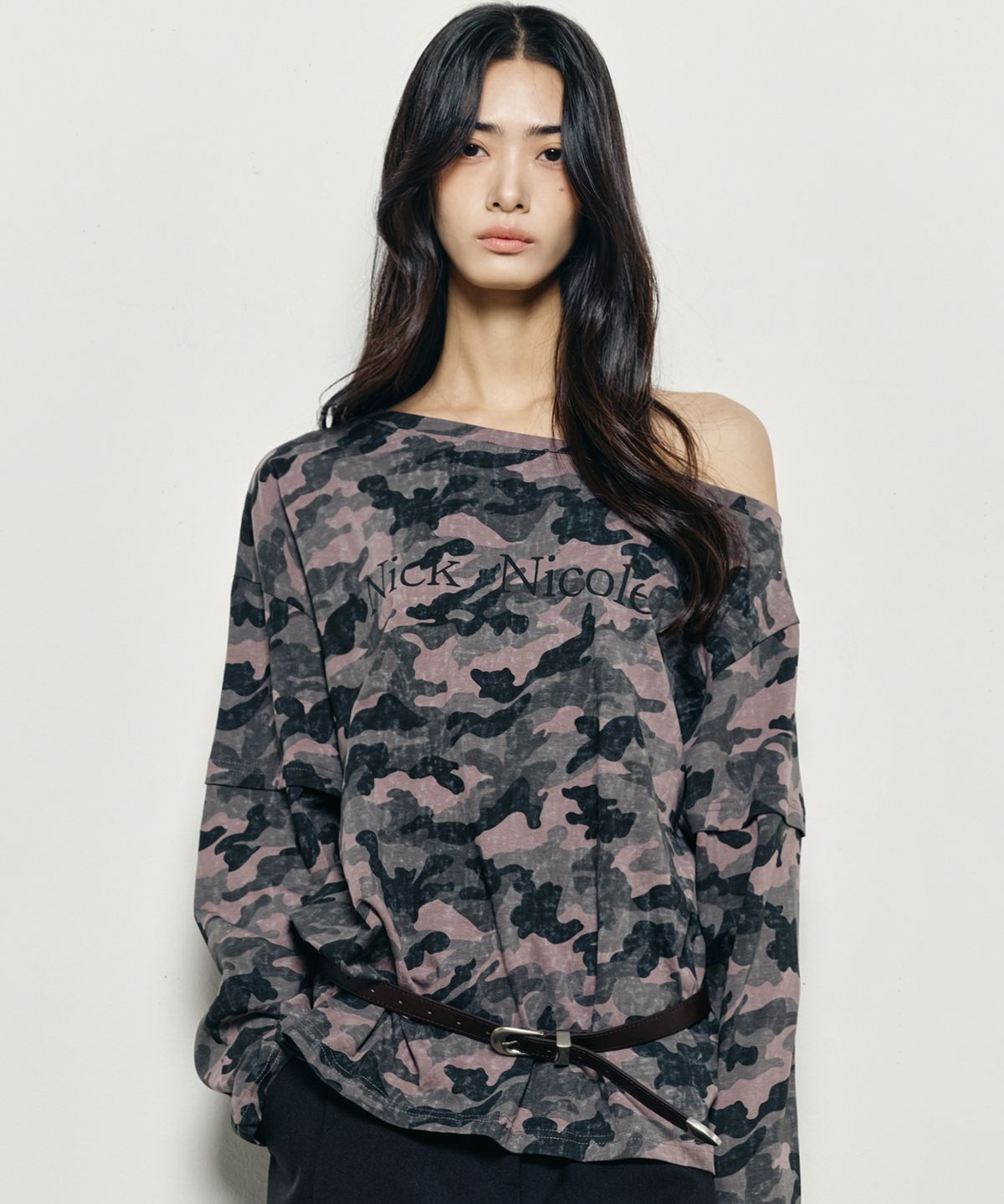 닉앤니콜(NICK&NICOLE) NICOLE ONE SHOULDER LAYERED CAMO LOGO LS TOP_CAMO