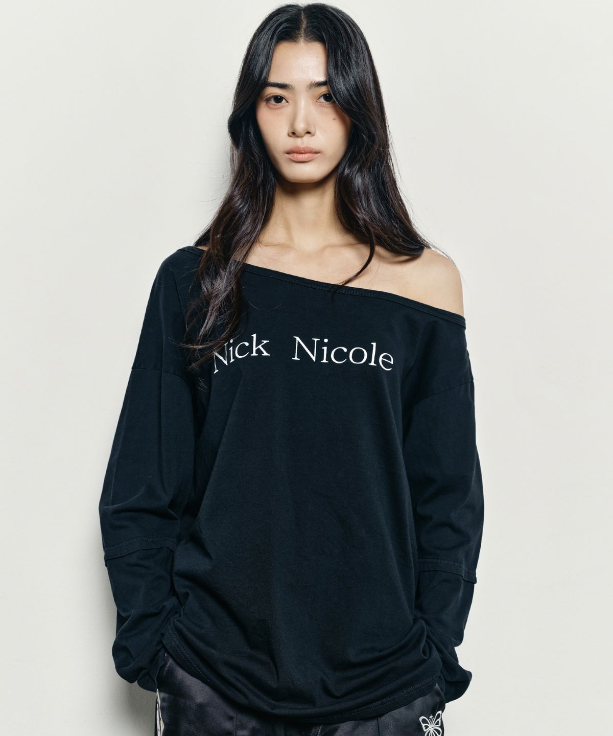 닉앤니콜(NICK&NICOLE) NICOLE ONE SHOULDER LAYERED LOGO LS TOP_BLACK
