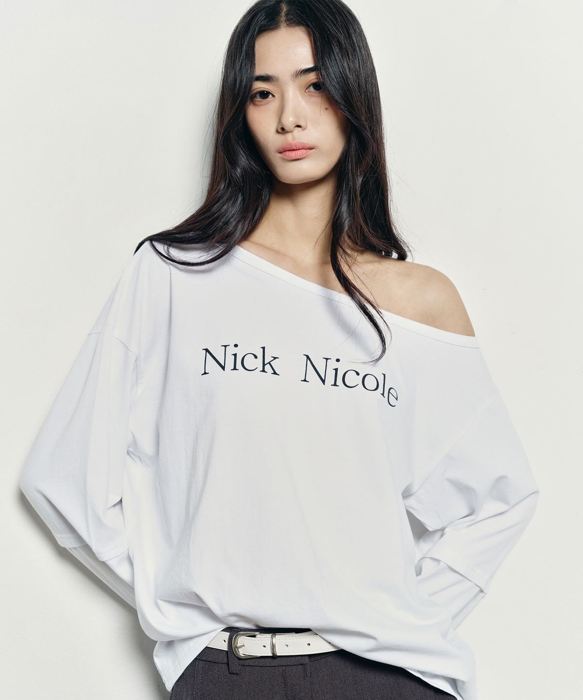 닉앤니콜(NICK&NICOLE) NICOLE ONE SHOULDER LAYERED LOGO LS TOP_IVORY