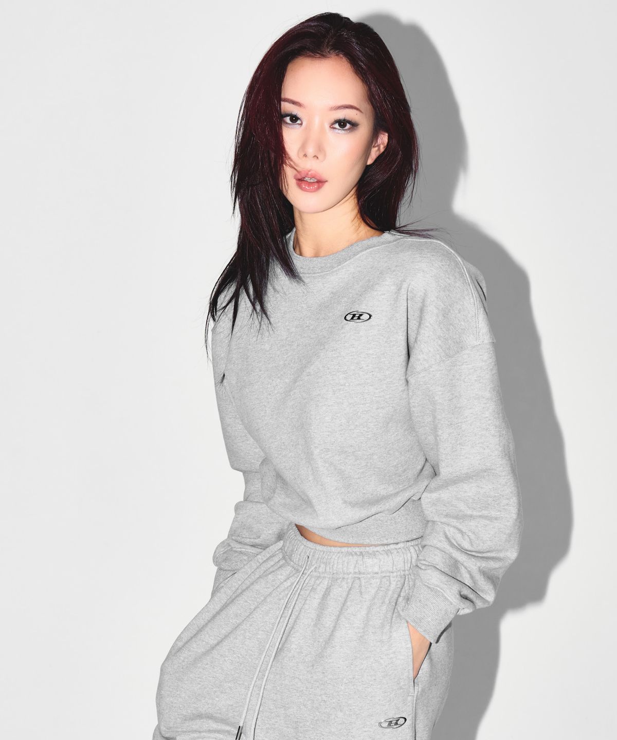 본투윈(BORN TO WIN) W SILVER B CROP SWEATSHIRTS [MELANGE GREY]